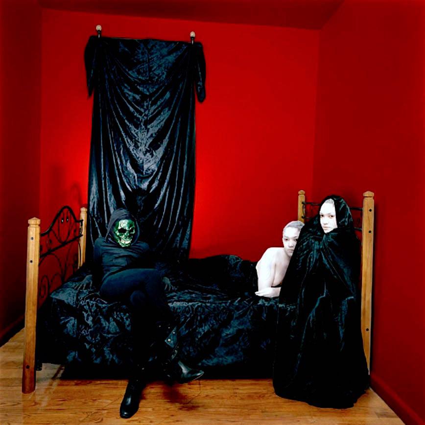 Nia Mora Figurative Photograph – NIGHTMARE Signierte Fotografie, Surrealistisches Selbstporträt, mexikanisches Folklore, Skelett