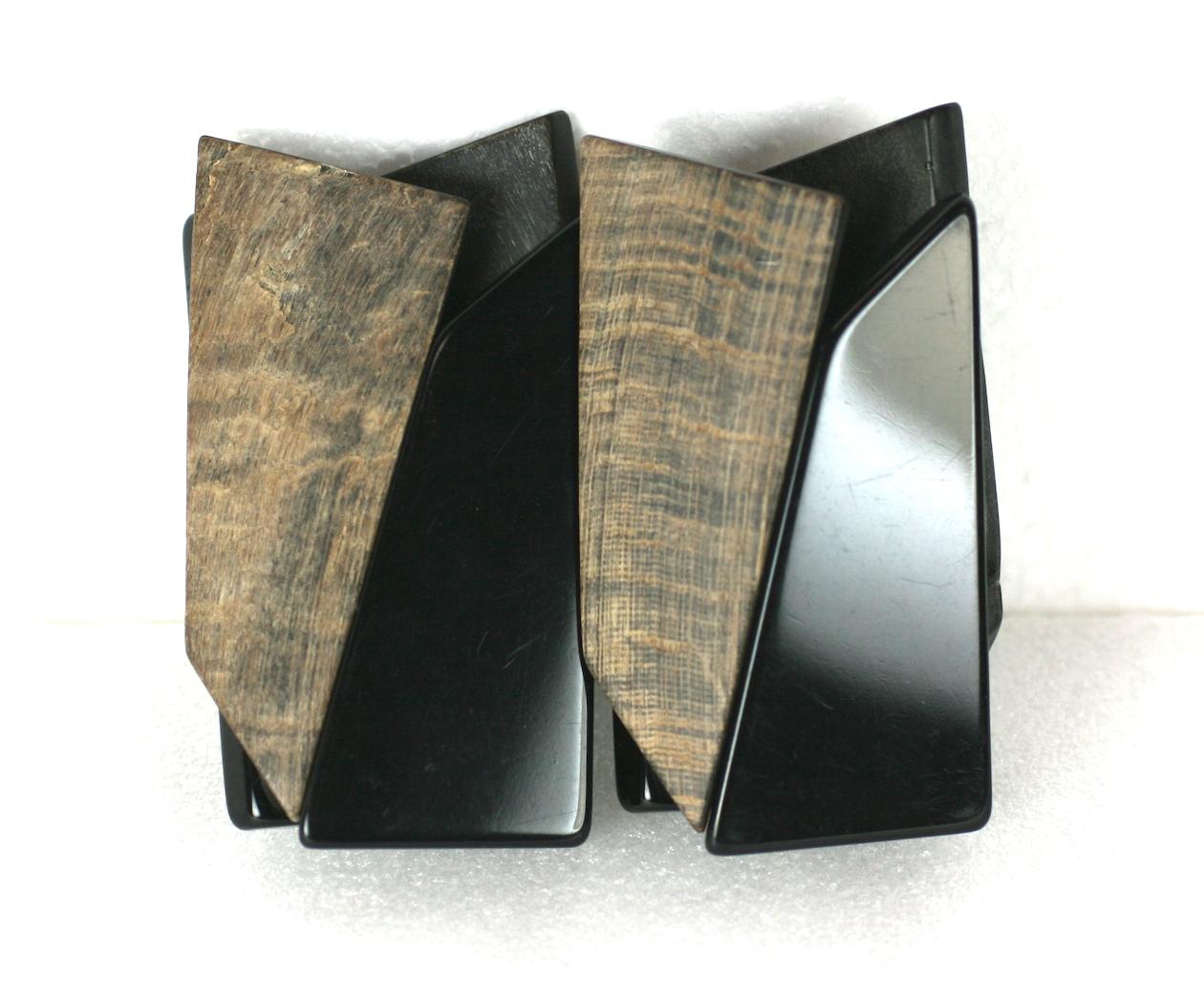 Manchette artisanale massive signée Niaghara Paris, de style Art Déco composée de panneaux de bois chaulé et de résine bakélite. Échelle audacieuse des années 1980, montée sur élastique.
Signé, Niaghara Paris. France, années 1980.
Diamètre