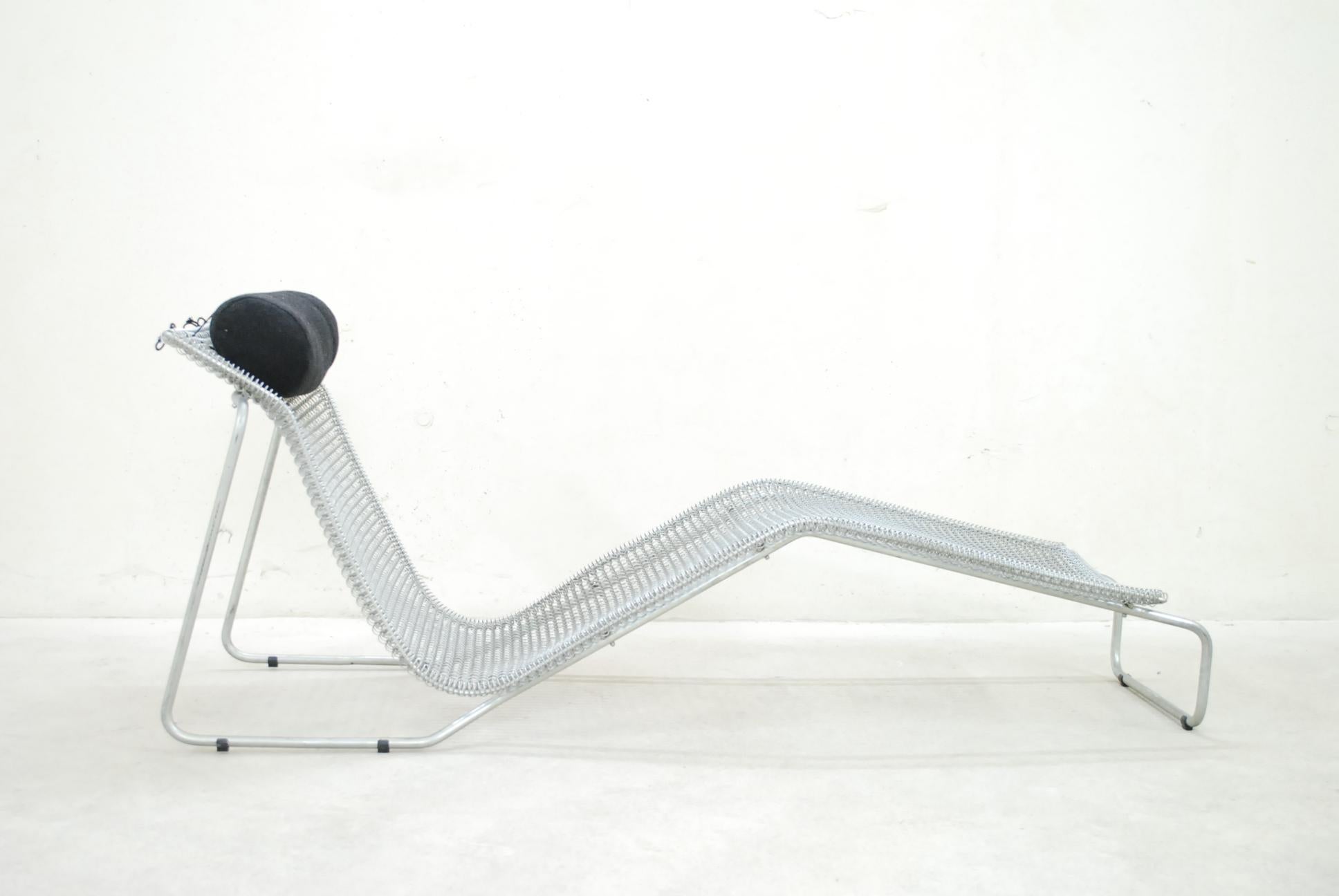 Cette chaise spéciale a été conçue par l'architecte et designer Niall O'Flynn pour le fabricant néerlandais Spectrum en 1997.
Ces chaises n'ont été produites qu'à quelques exemplaires.
La chaise Ruffian est très rare et difficile à trouver et