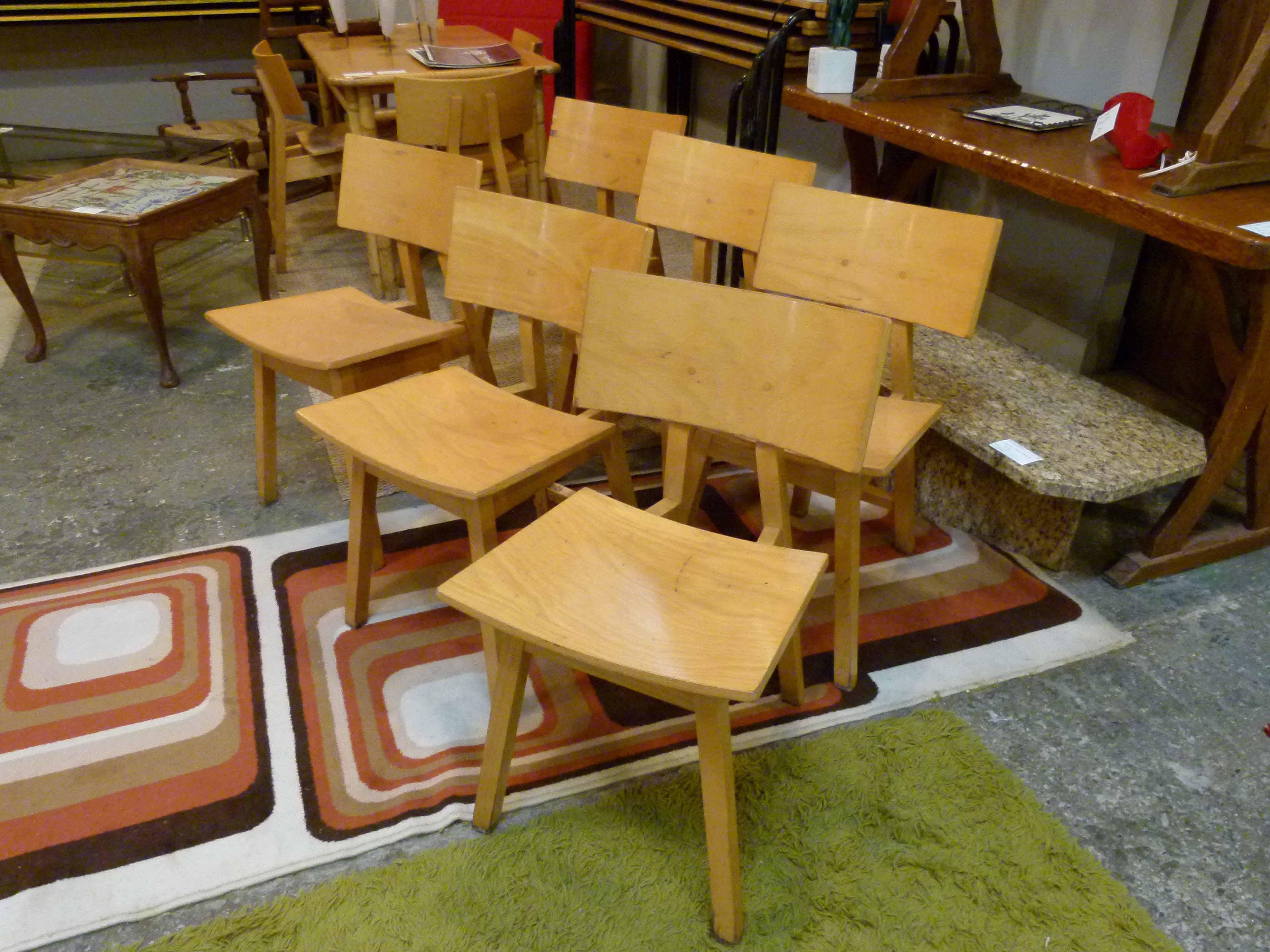 The Niall O'Flynn Barcelona 30 x 30 chair is a modern design chair for the dining room. Its organic design will bring harmony to your decoration.

Niall O' Flynn ( Ireland 1959) is a multi-disciplinary designer and business-man, dividing his time
