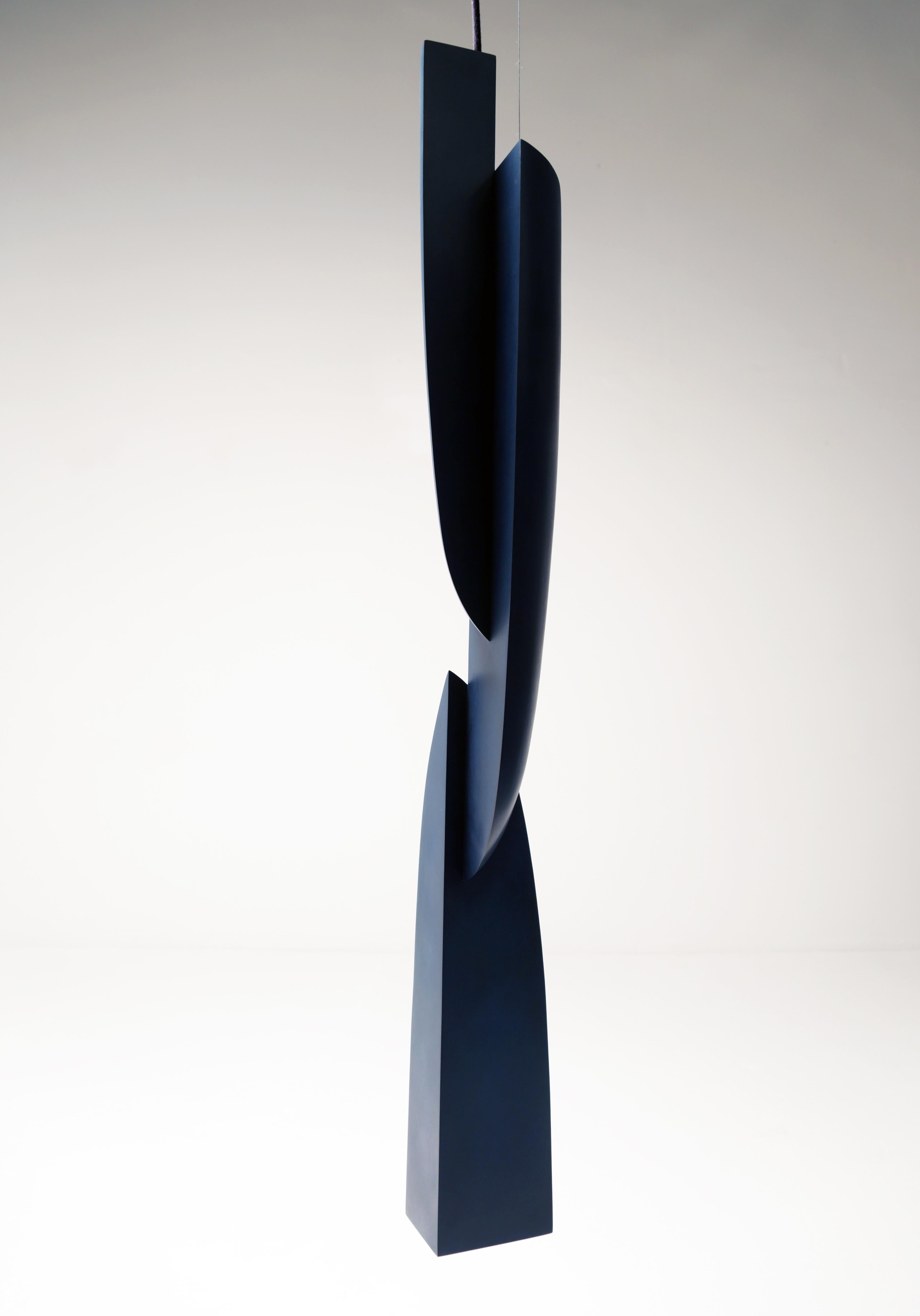 Niamh Barry, „Hung Hull“, Hängeleuchten-Skulptur aus Bronze, Irland, 2020 im Zustand „Hervorragend“ im Angebot in New York, NY