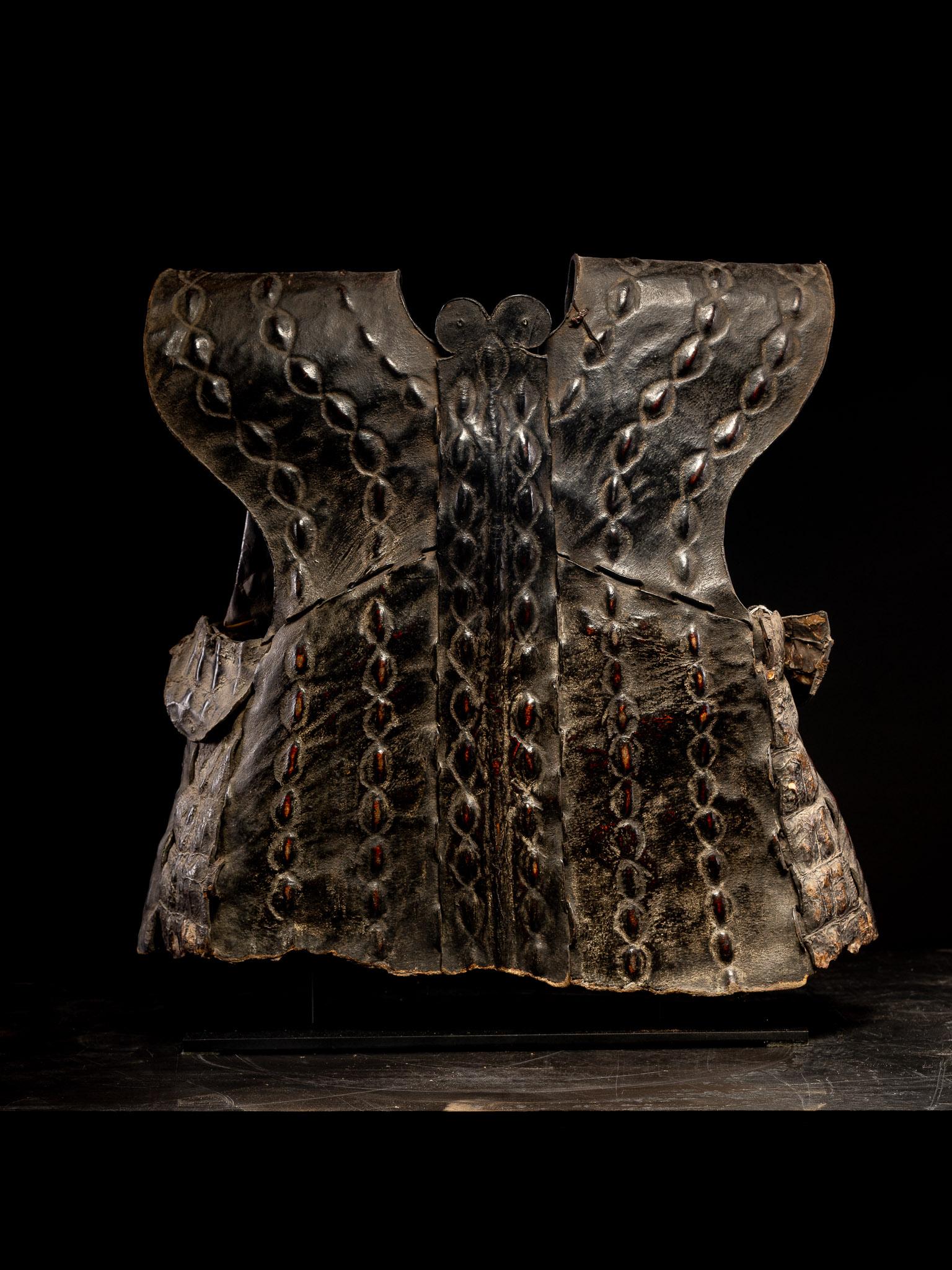 Nias Oroba Leather vest-shaped Cuirass Armor. In Good Condition In Leuven , BE