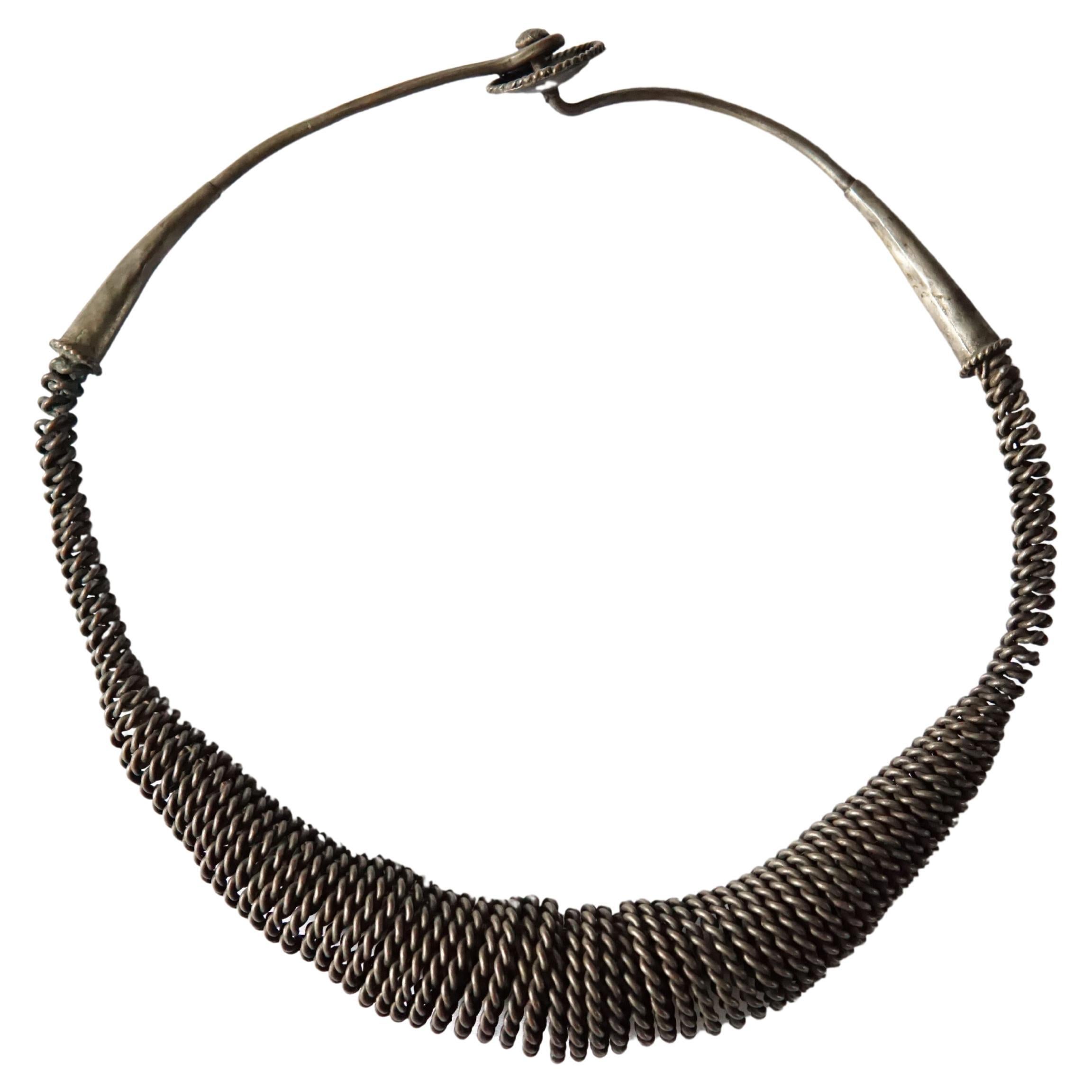 Collier en fil de fer tissé à la main de la tribu Nias « Nifatali-tali », Indonésie, vers 1900