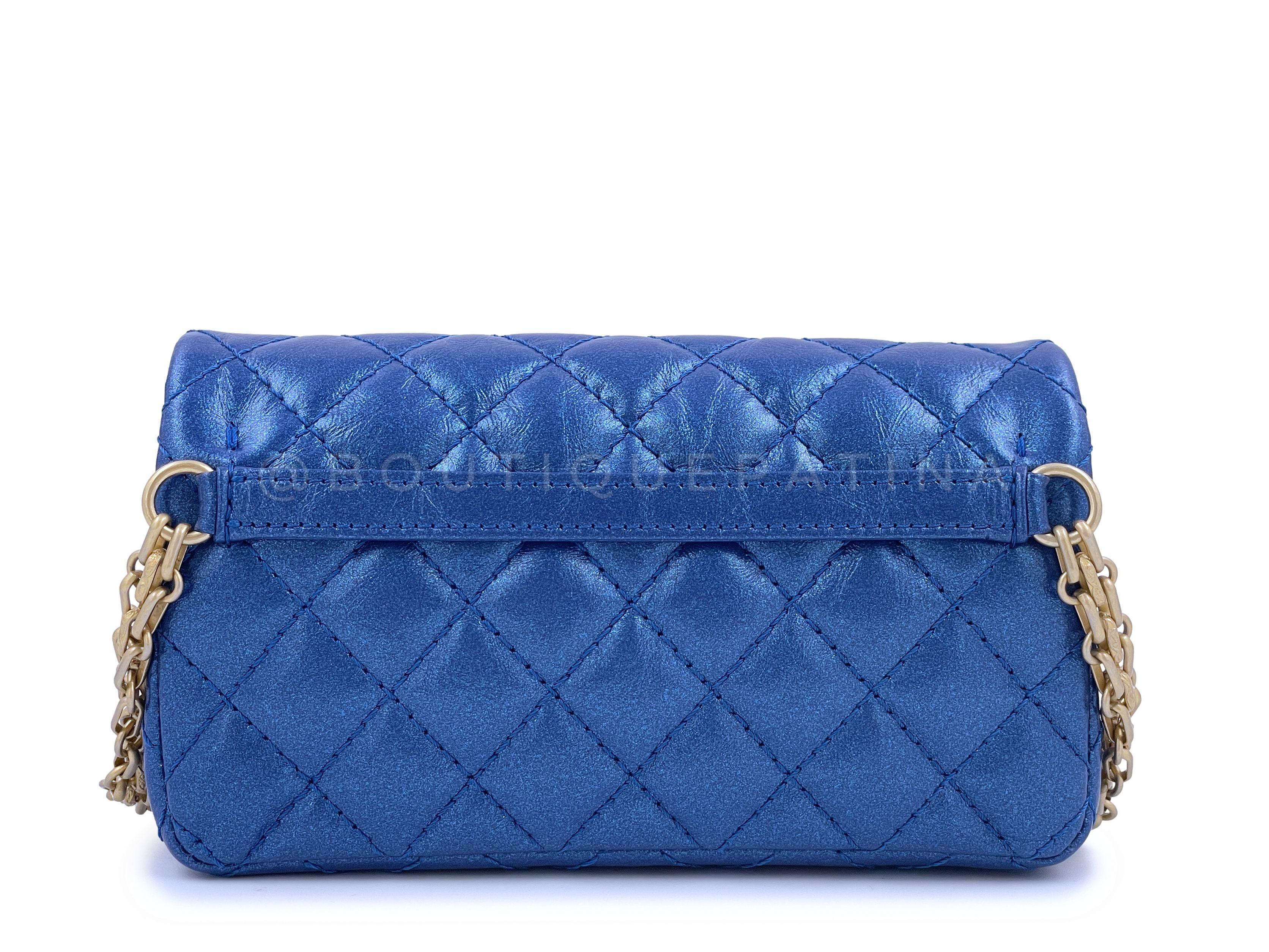 NIB 19A Chanel Reissue Waist Bag Fanny Pack Iridescent Sapphire Blue  64610 Pour femmes en vente