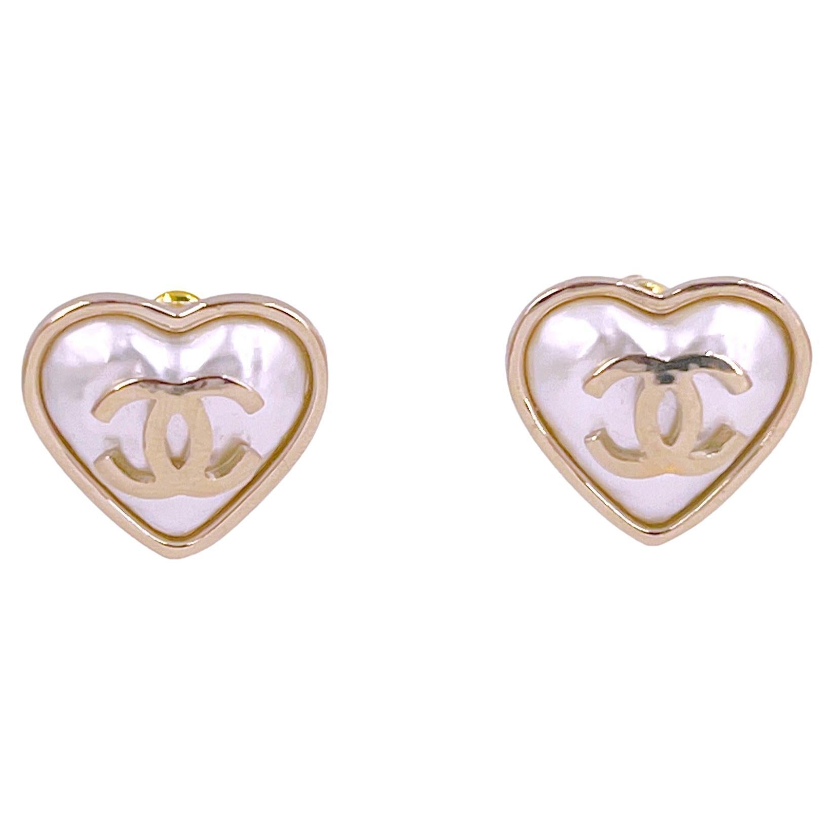 NIB 22C Chanel Heart Pearl Gold CC Logo Stud Earrings 64772