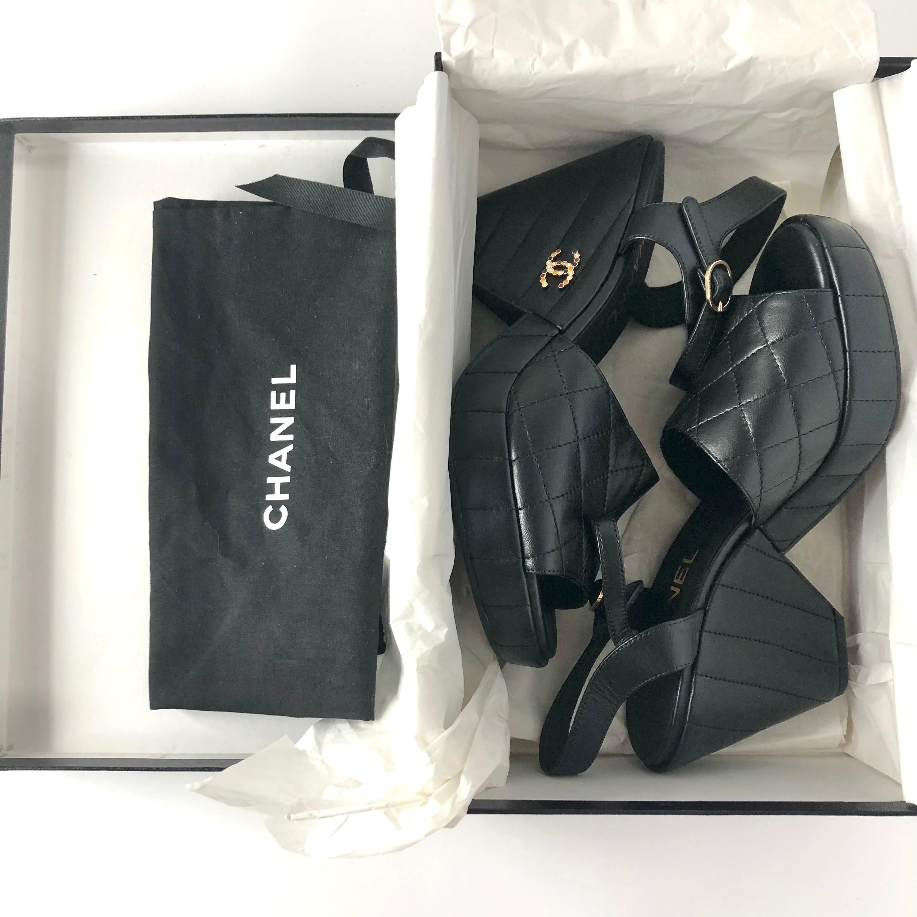 NIB Chanel 2024 Pelle d'agnello trapuntata CC Logo Nero Piattaforma Zeppa Sandali 39 in vendita 9