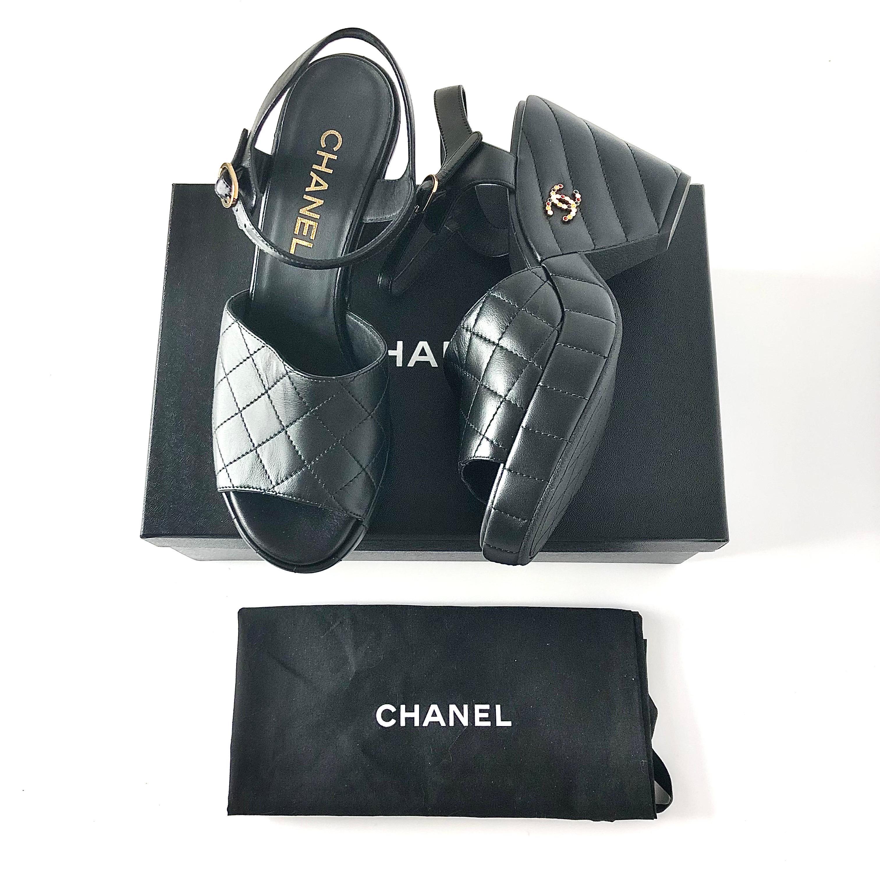 Sandali con plateau neri trapuntati in pelle d'agnello con logo Chanel CC 
G45637
Nuovo, con scatola e sacchetto antipolvere 
Colore Nero 
Taglia 39EU
Tomaia in pelle
Suola in gomma
Cinturino alla caviglia regolabile
Accessori CC a incastro sul lato