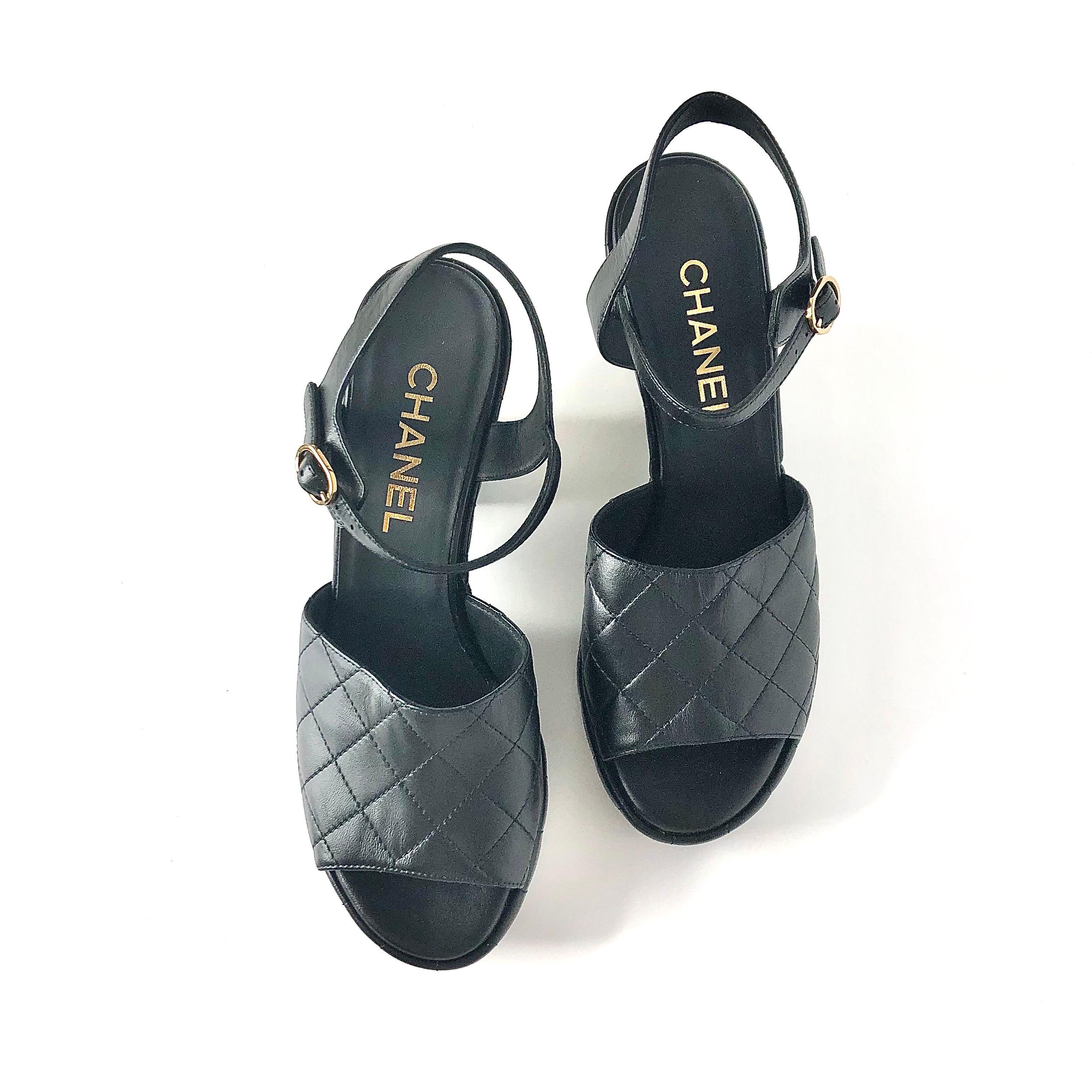 NIB Chanel 2024 Pelle d'agnello trapuntata CC Logo Nero Piattaforma Zeppa Sandali 39 In condizioni Nuovo in vendita a Mechanicsville, VA