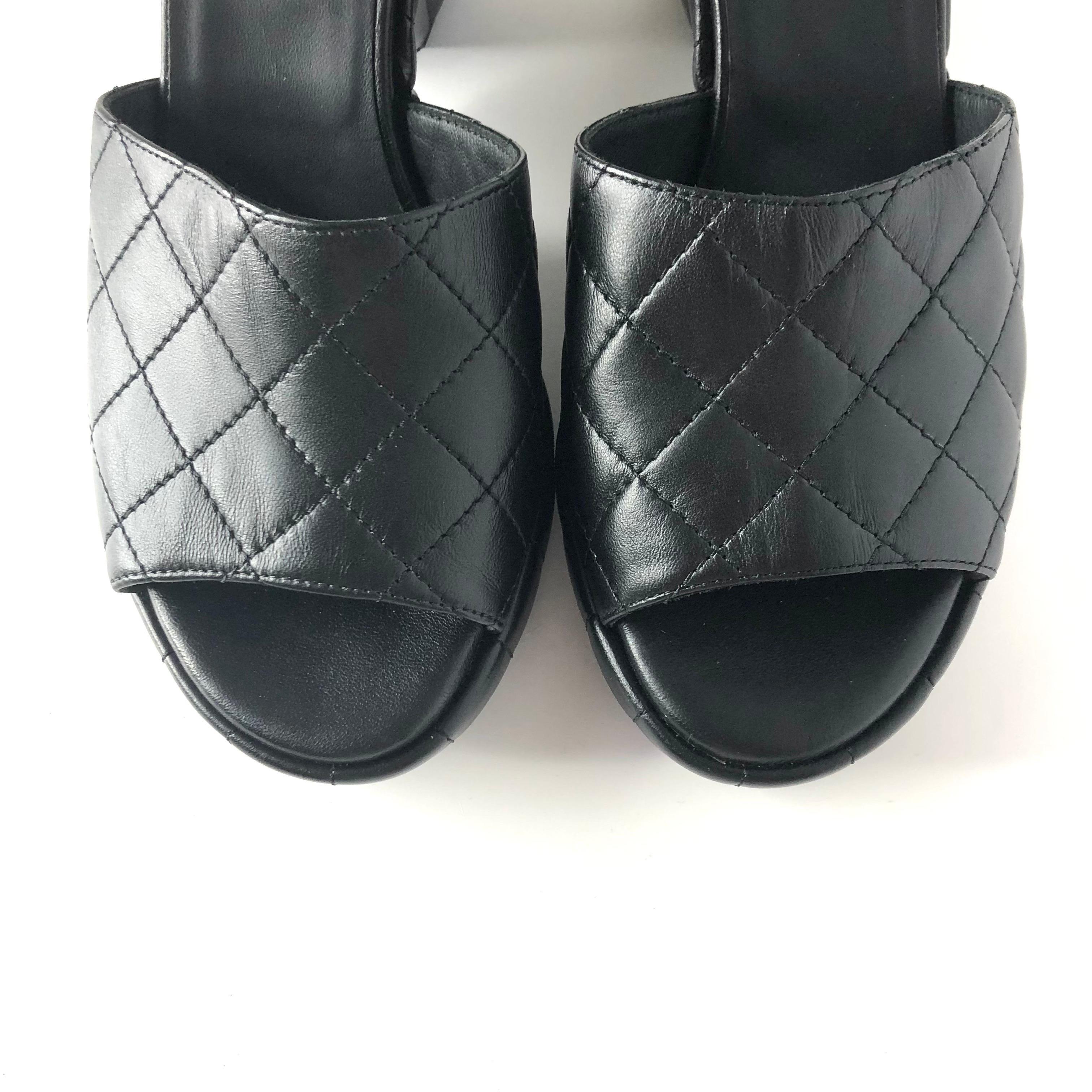 Donna NIB Chanel 2024 Pelle d'agnello trapuntata CC Logo Nero Piattaforma Zeppa Sandali 39 in vendita