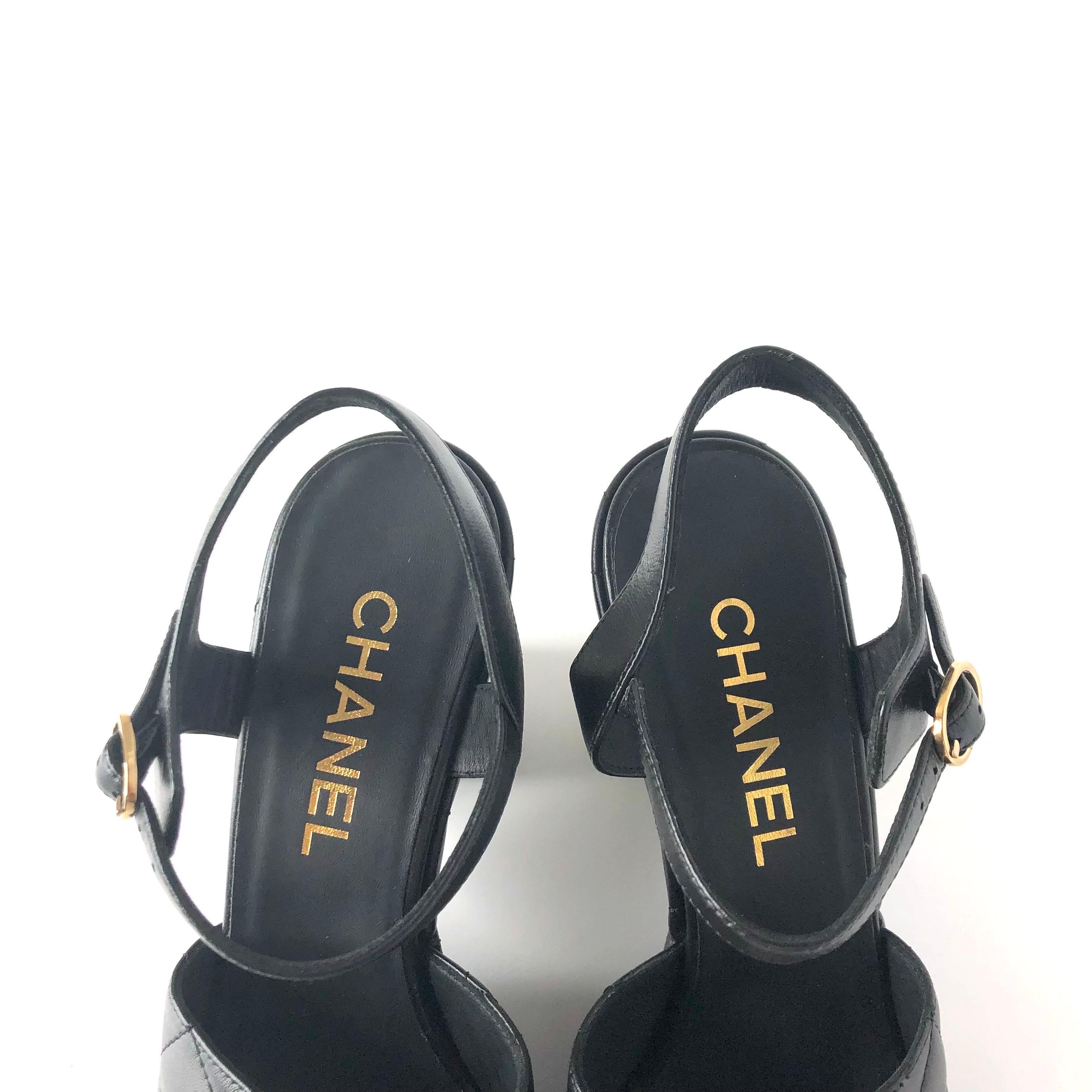 NIB Chanel 2024 Pelle d'agnello trapuntata CC Logo Nero Piattaforma Zeppa Sandali 39 in vendita 1