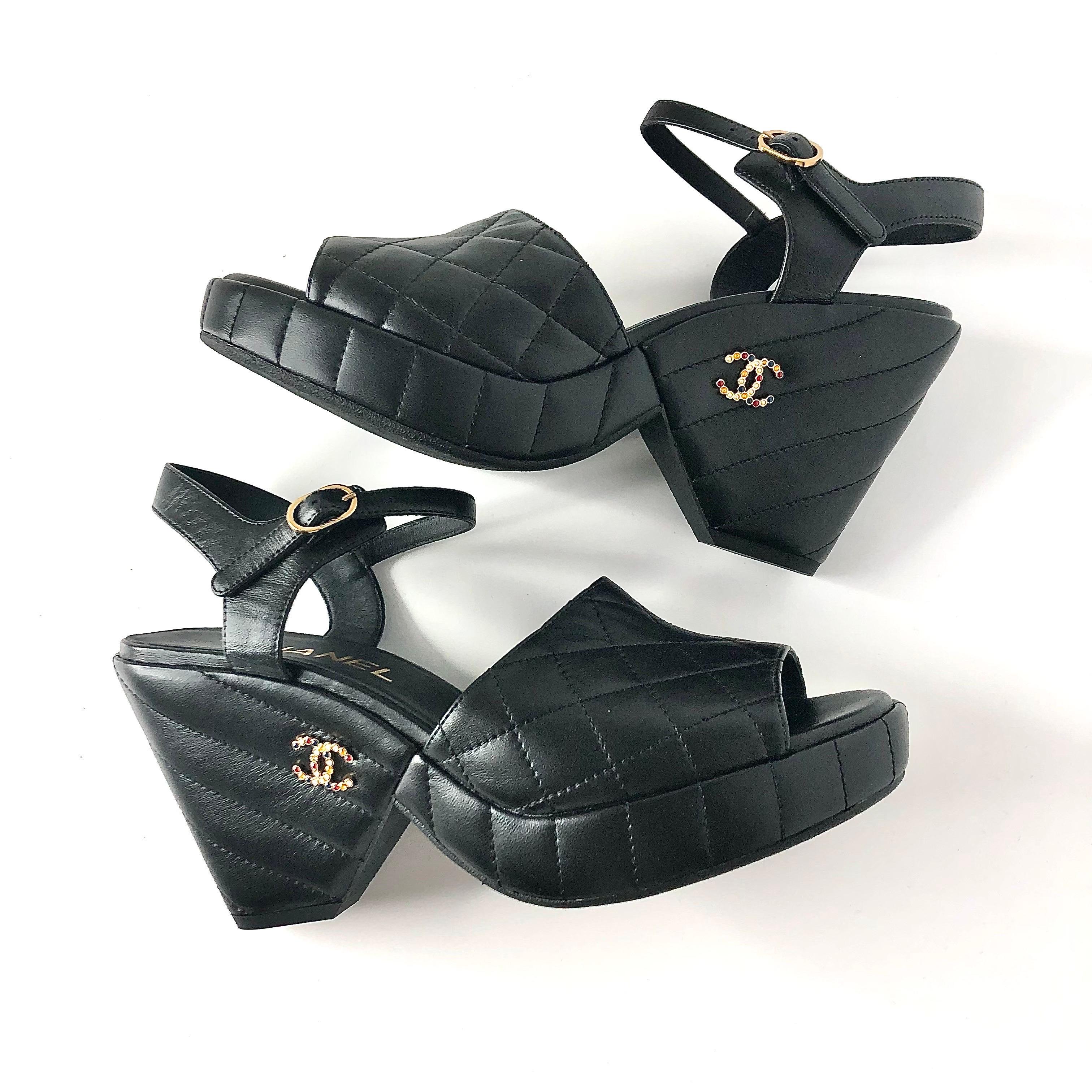 NIB Chanel 2024 Pelle d'agnello trapuntata CC Logo Nero Piattaforma Zeppa Sandali 39 in vendita 2
