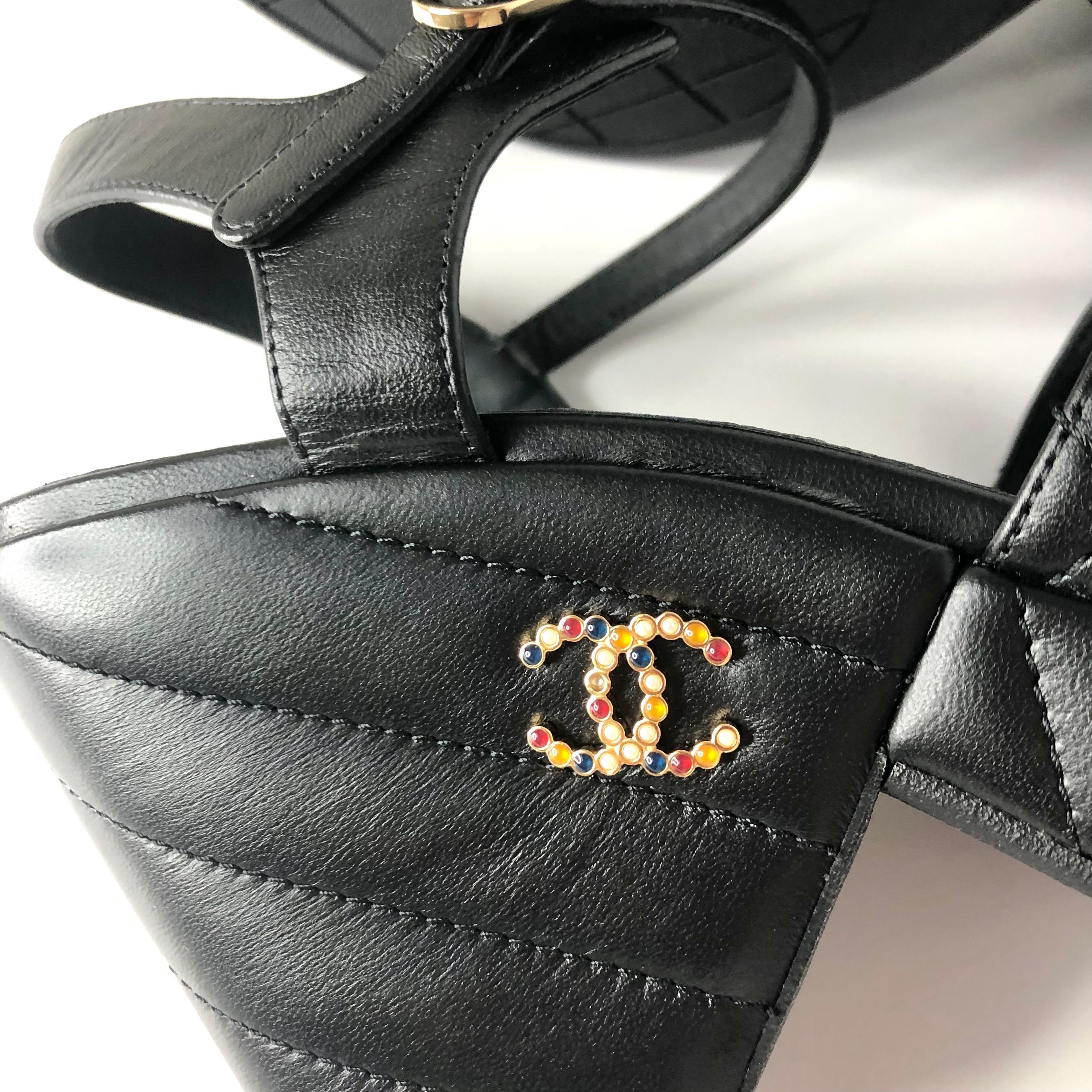 NIB Chanel 2024 Pelle d'agnello trapuntata CC Logo Nero Piattaforma Zeppa Sandali 39 in vendita 3