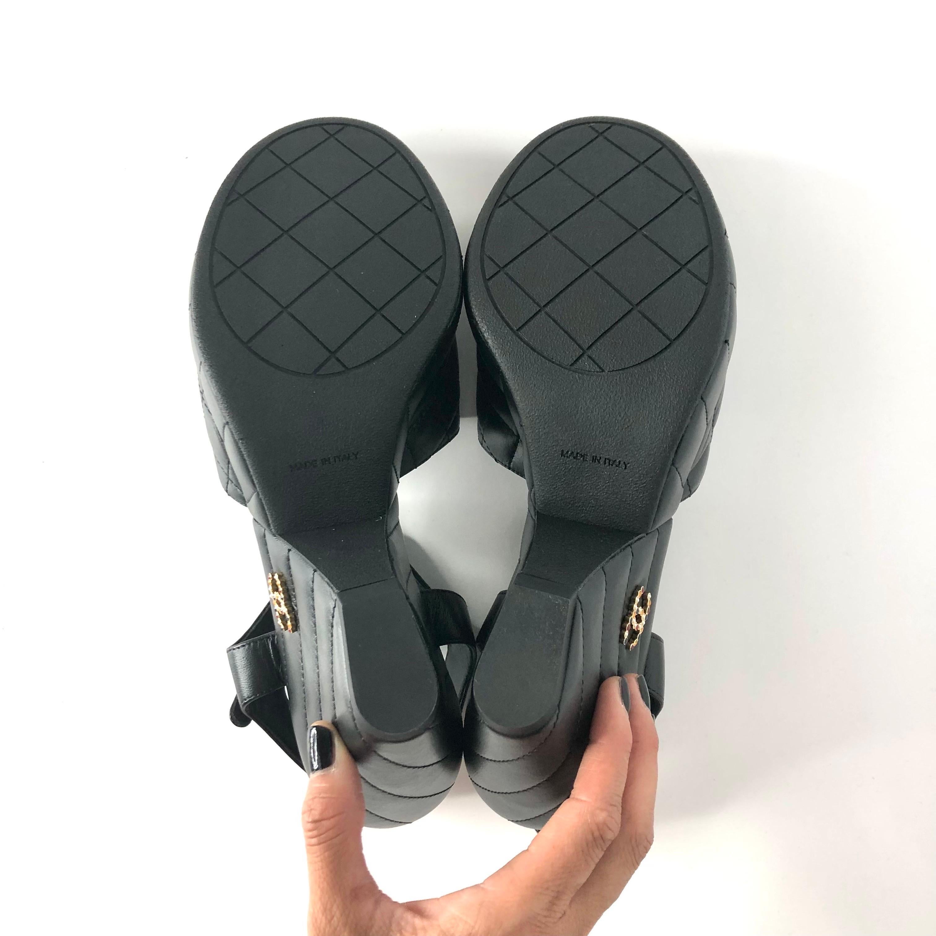 NIB Chanel 2024 Pelle d'agnello trapuntata CC Logo Nero Piattaforma Zeppa Sandali 39 in vendita 5