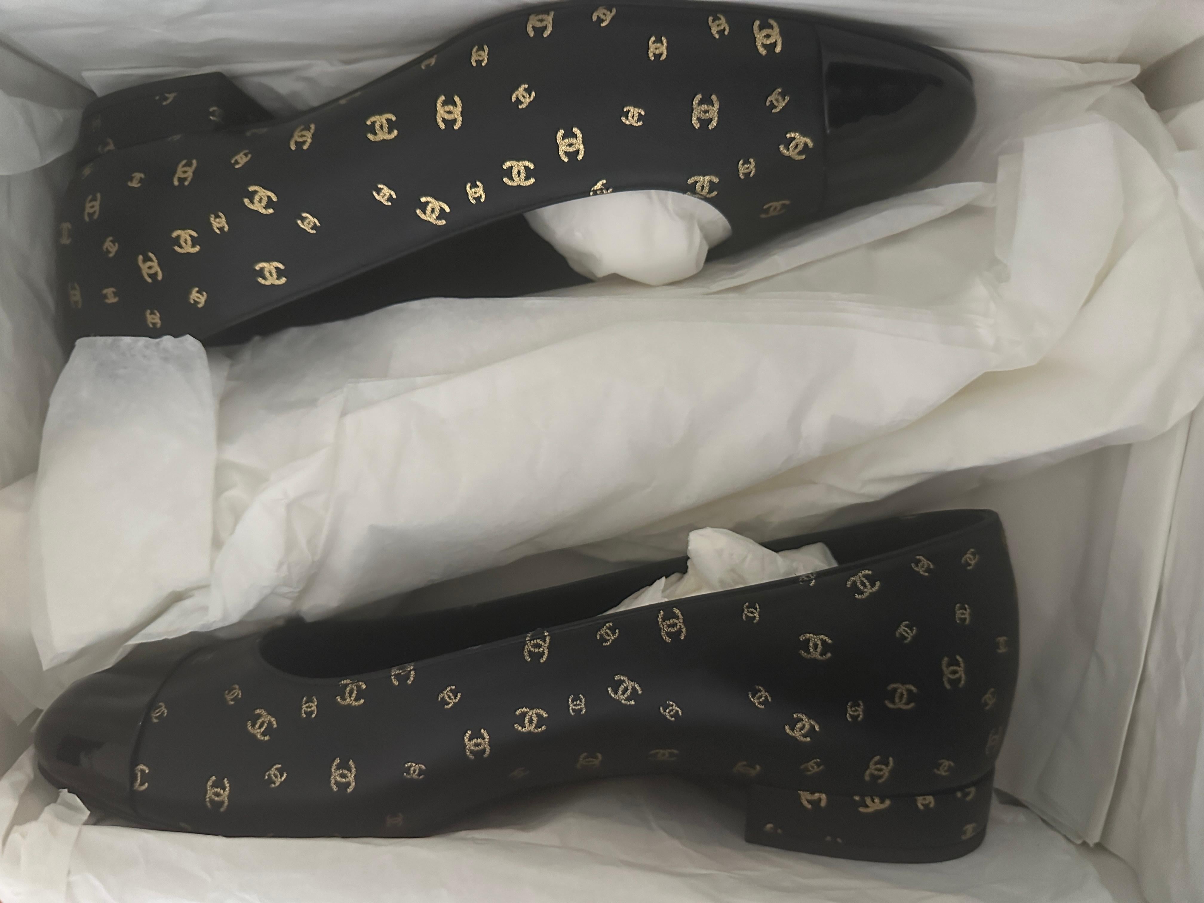 CHANEL
Ballerine classiche
Tutta la pelle con il puntale in pelle patenty
Dalla Collezione Autunno 2023- 2024

Condit: Perfettamente funzionante, nuova  
Prodotto in Italia

Misure: Tacco 0,75
CAP IN VERNICE
LOGHI DI PICCOLE DIMENSIONI IN ORO 
LA