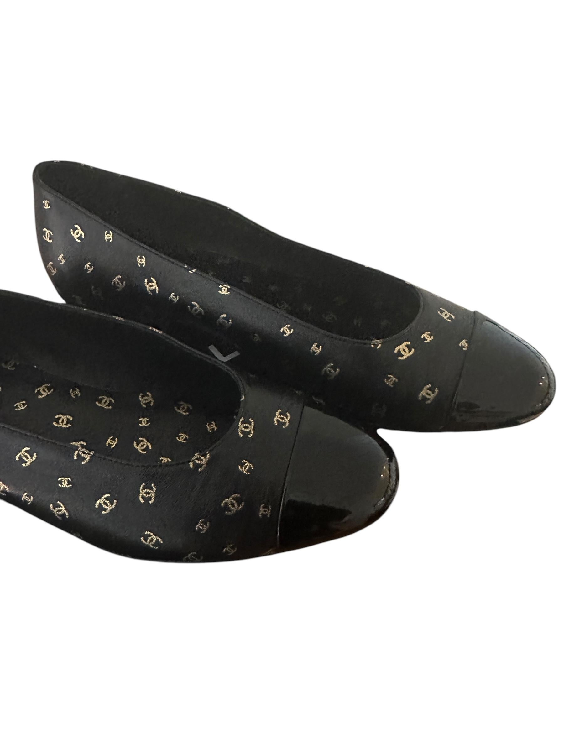 Nero NIB Chanel BALLET FLATS CC Logo Print SIZE EU37 in vendita