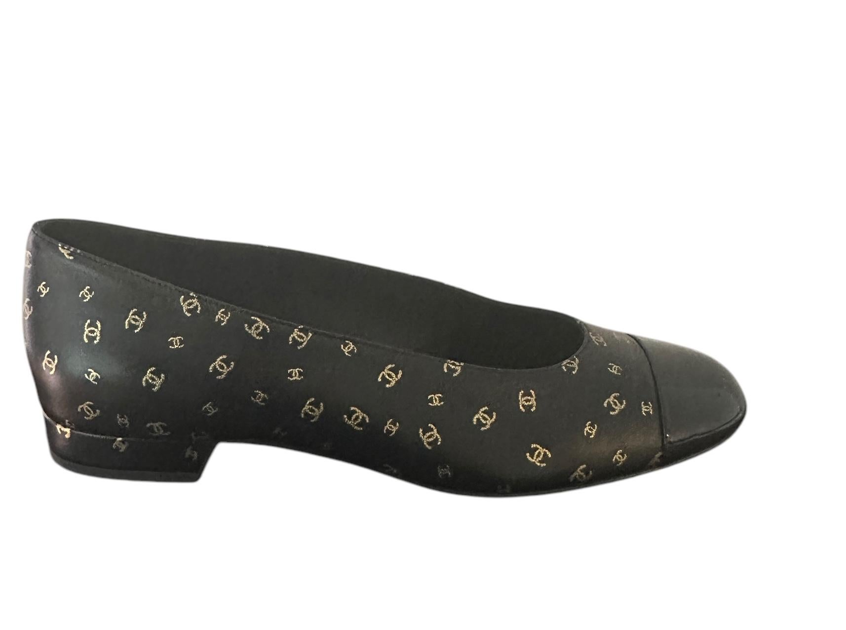 NIB Chanel BALLET FLATS CC Logo Print SIZE EU37 In condizioni Nuovo in vendita a West Chester, PA