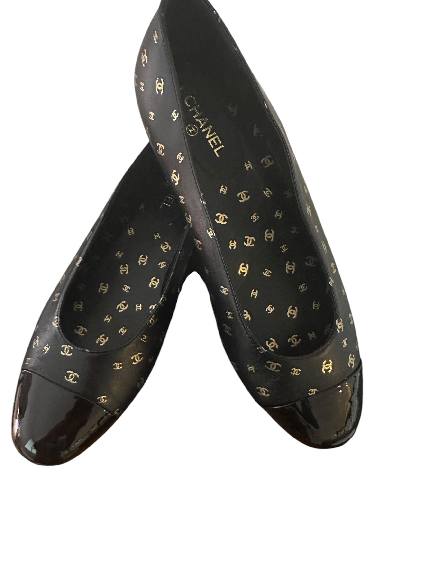 NIB Chanel BALLET FLATS CC Logo Print SIZE EU37 in vendita 1