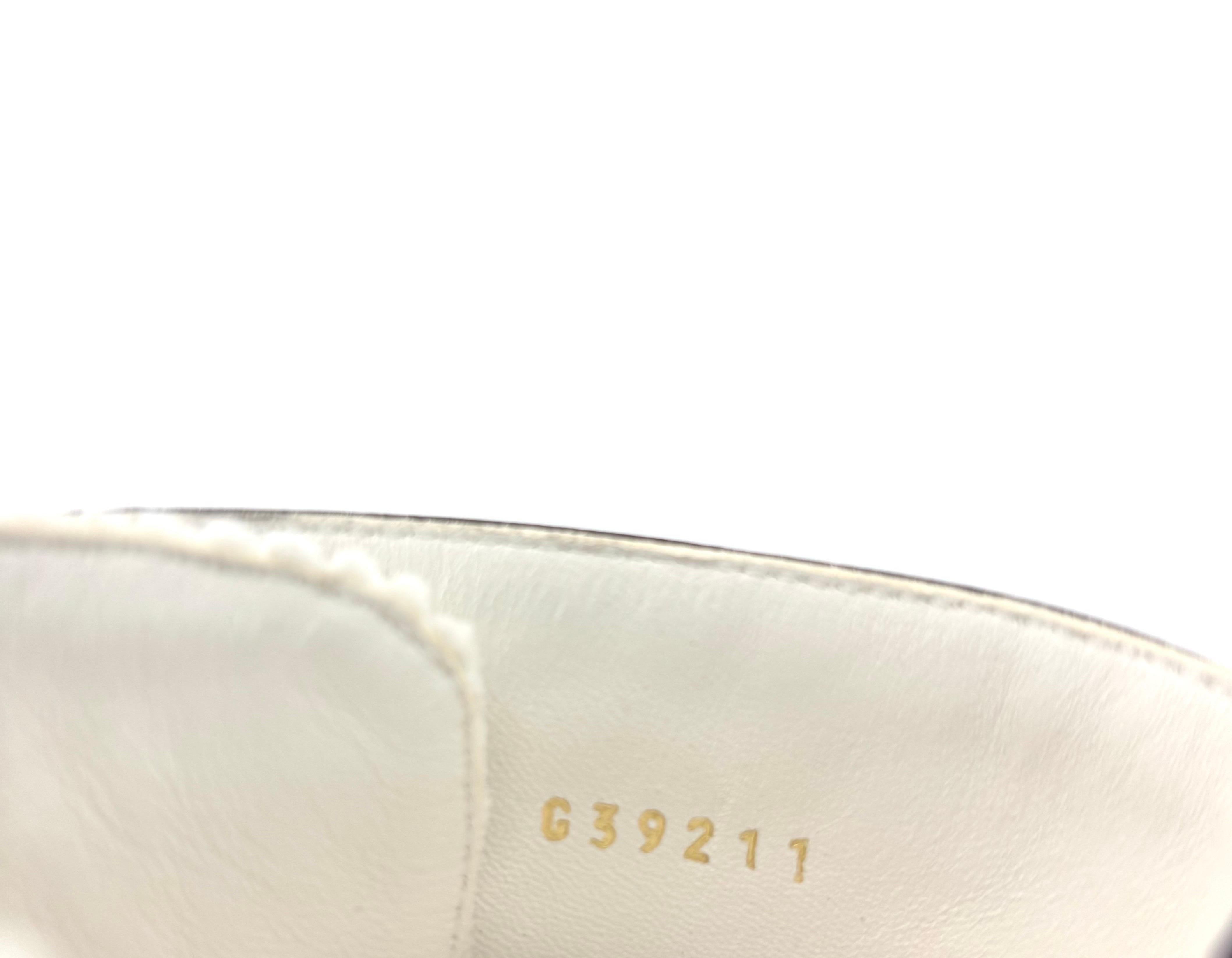 NIB Chanel CC Velvet and Lambskin White Black Platform Lace Up Ankle Boots 38.5 en vente 5