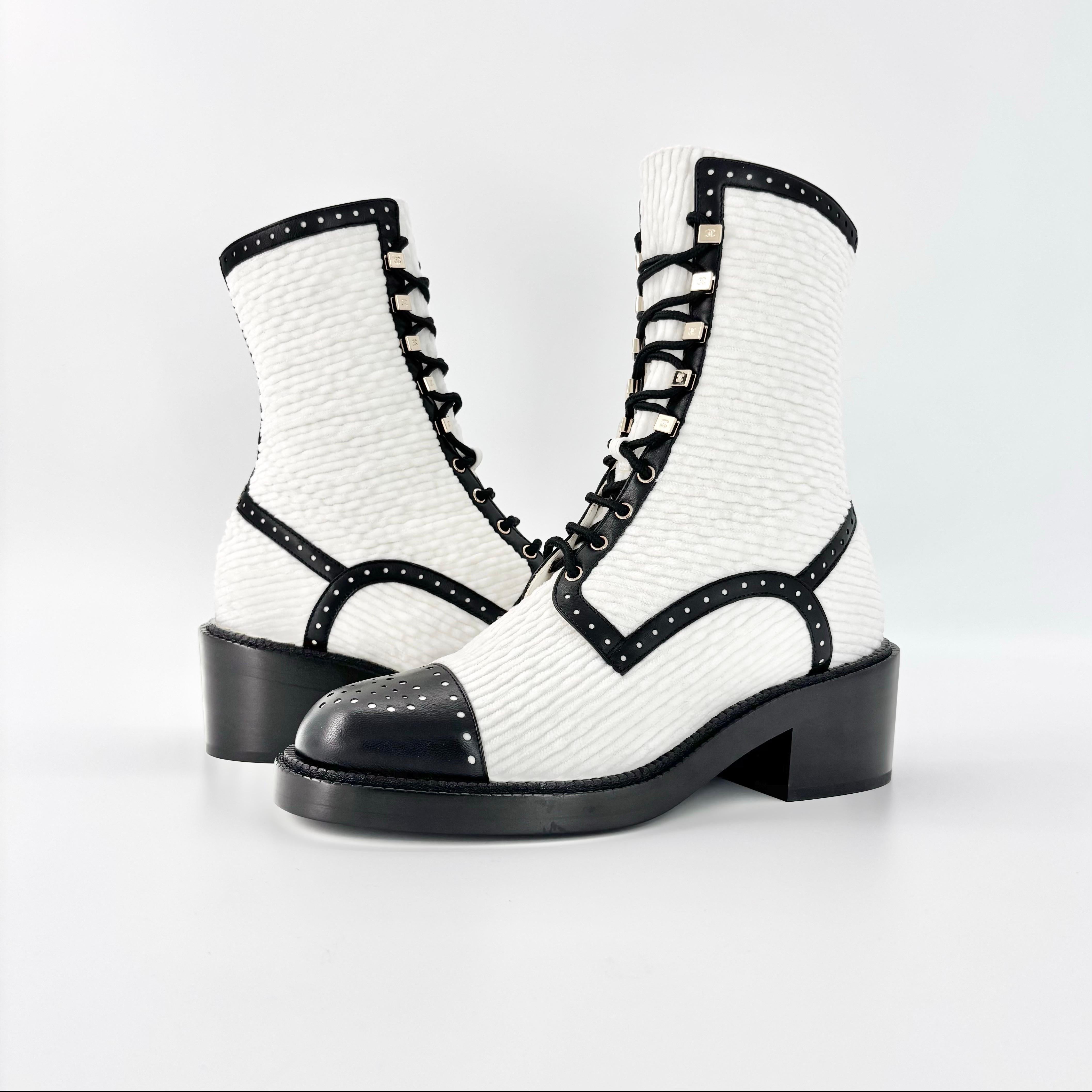 Gris NIB Chanel CC Velvet and Lambskin White Black Platform Lace Up Ankle Boots 38.5 en vente
