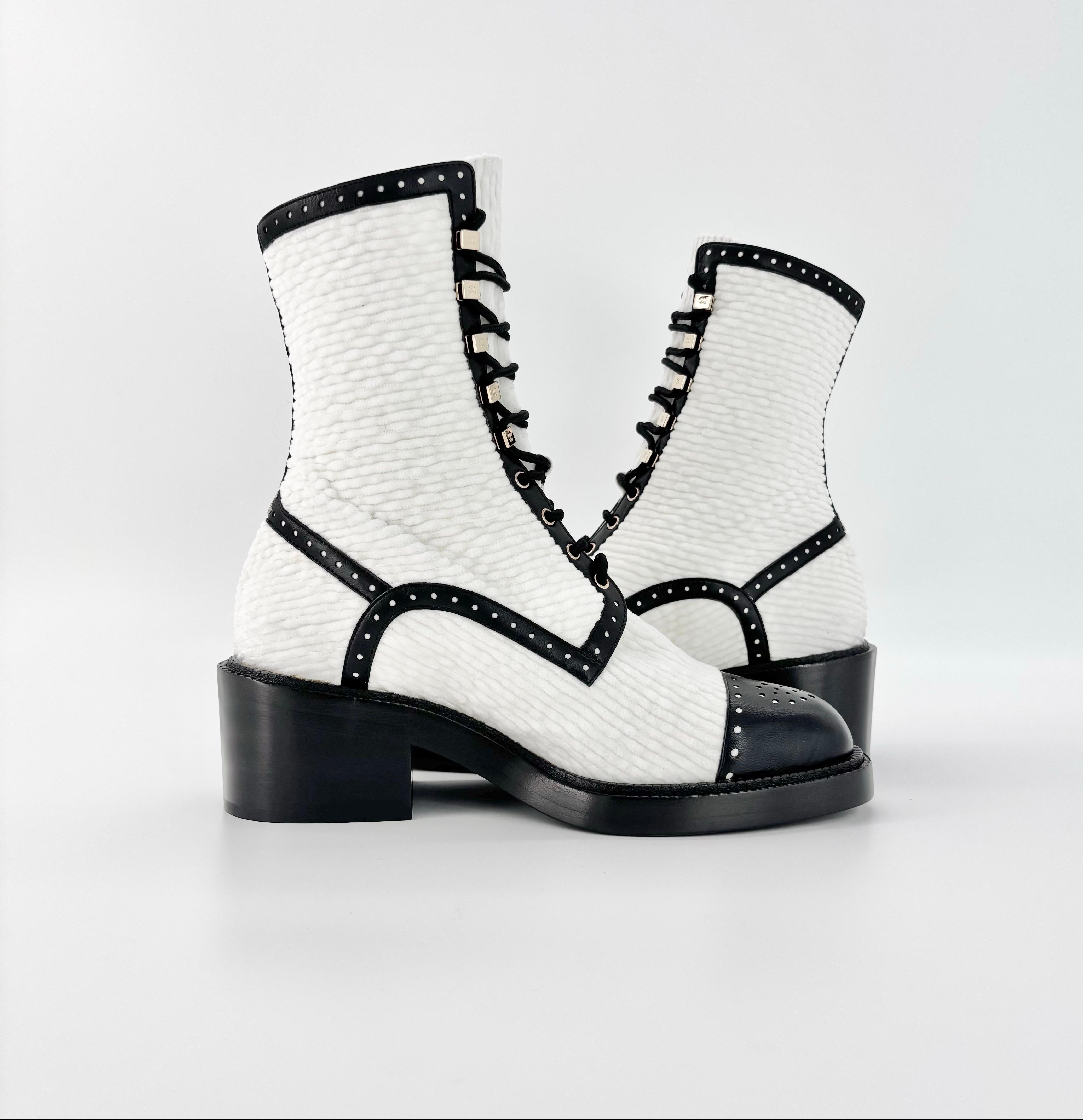 NIB Chanel CC Velvet and Lambskin White Black Platform Lace Up Ankle Boots 38.5 Neuf - En vente à Mechanicsville, VA