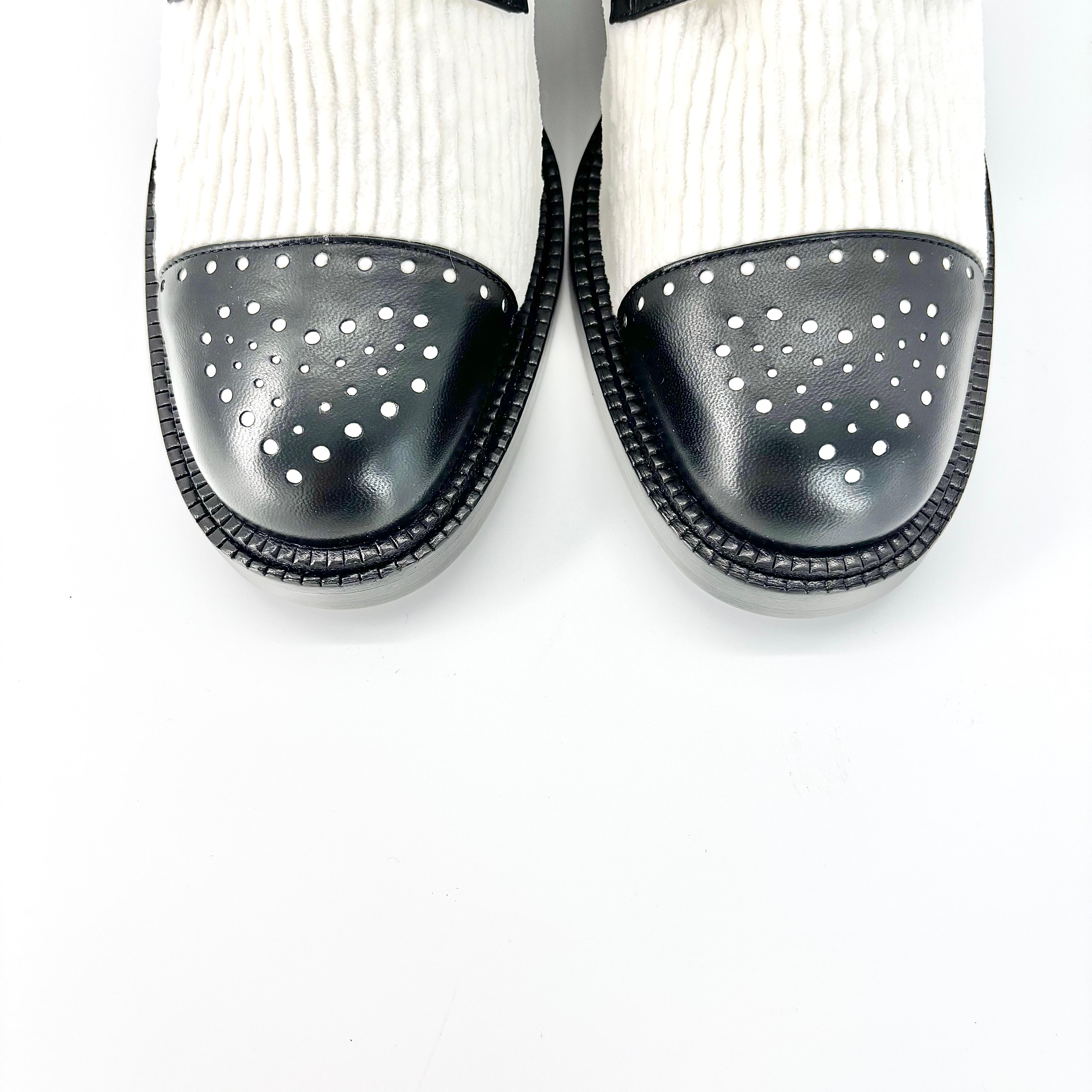 NIB Chanel CC Velvet and Lambskin White Black Platform Lace Up Ankle Boots 38.5 Pour femmes en vente