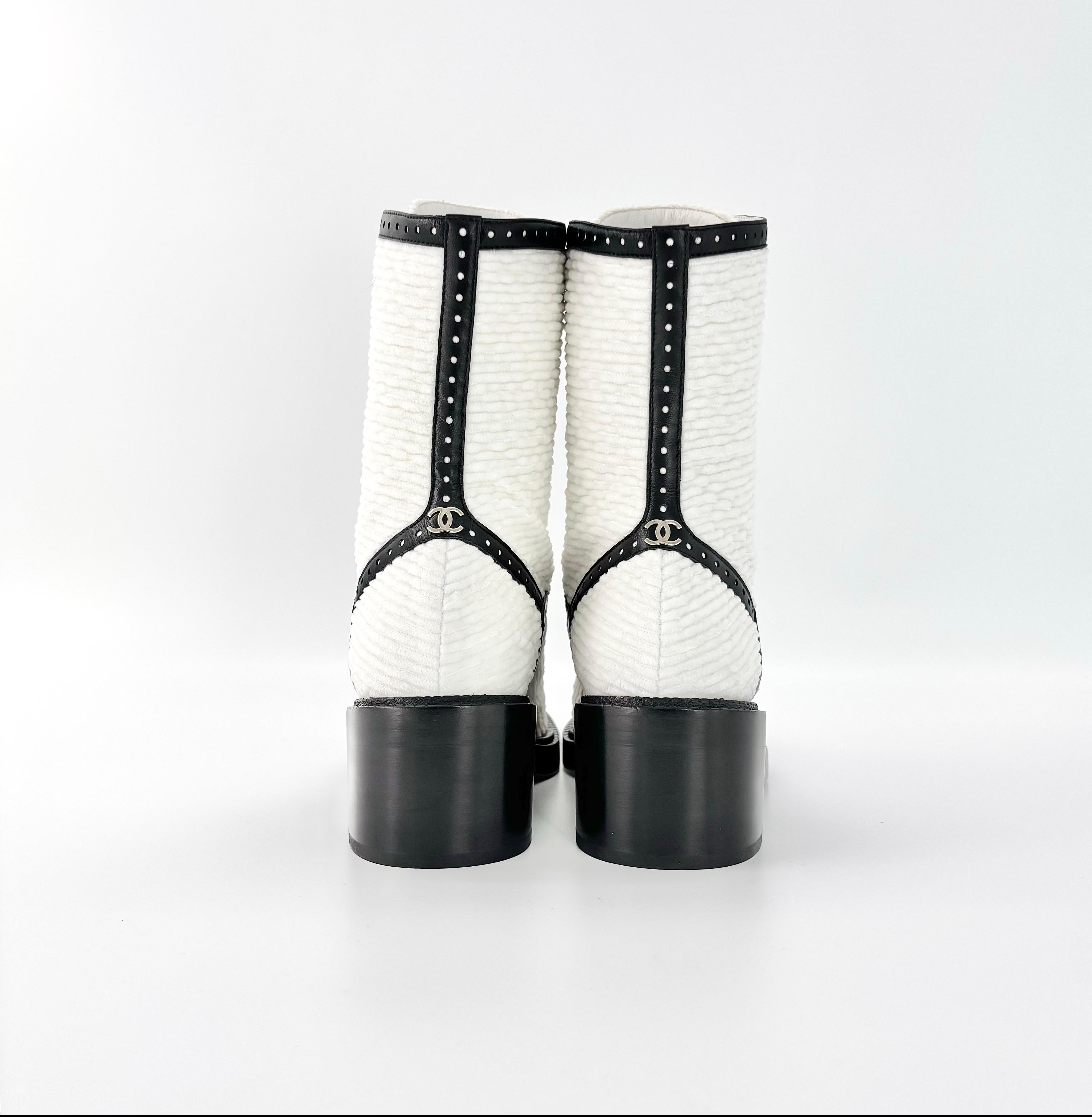 NIB Chanel CC Velvet and Lambskin White Black Platform Lace Up Ankle Boots 38.5 en vente 2