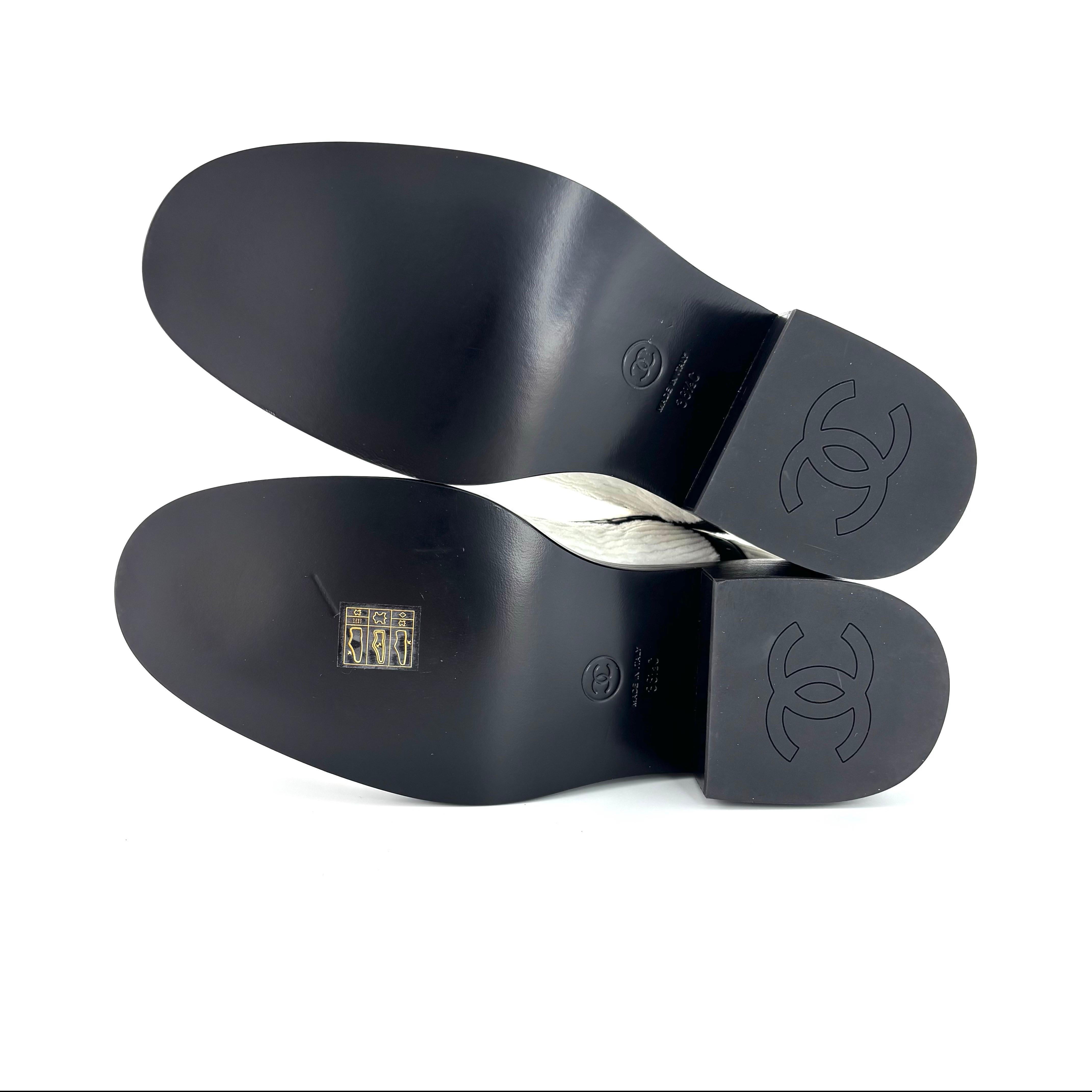 NIB Chanel CC Velvet and Lambskin White Black Platform Lace Up Ankle Boots 38.5 en vente 3