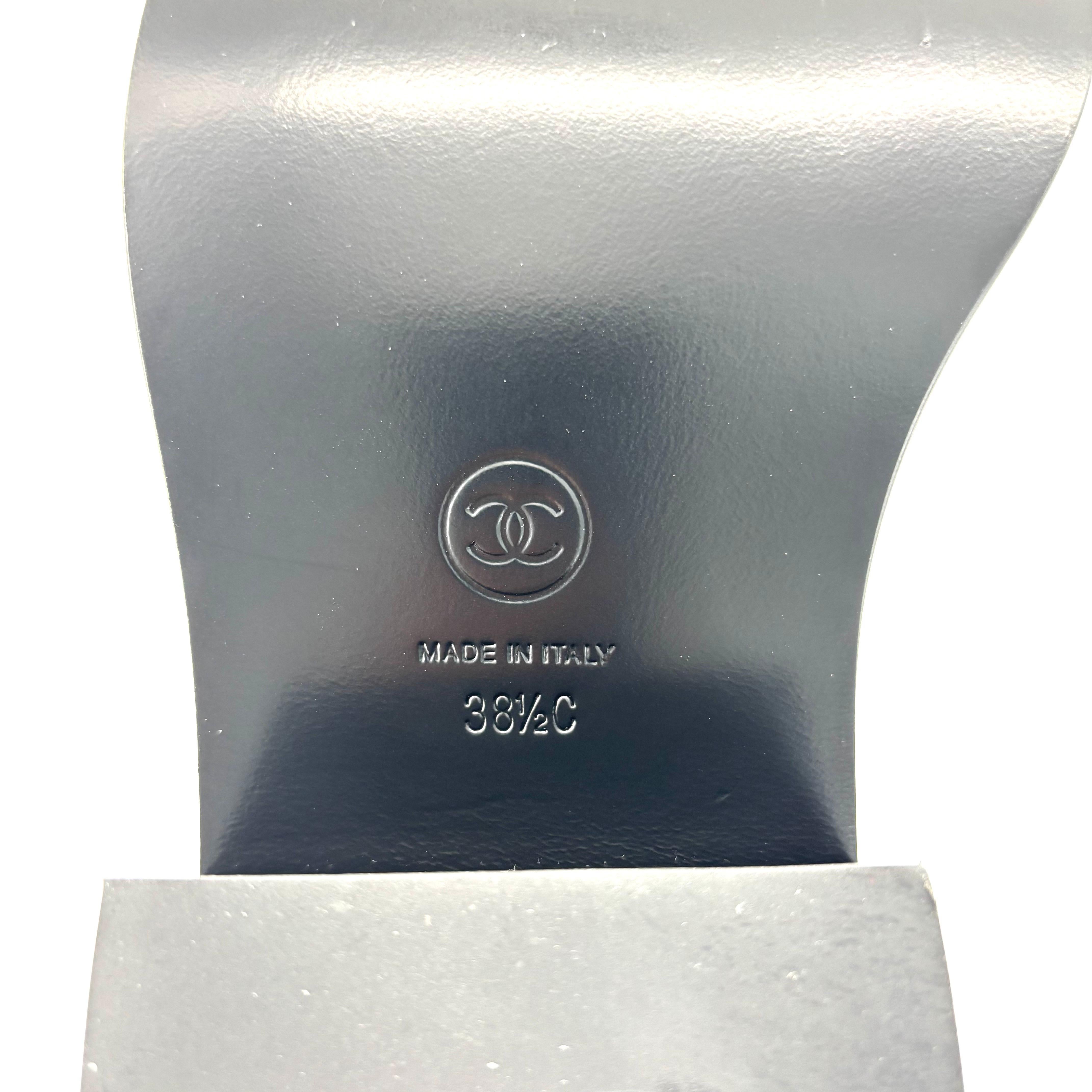 NIB Chanel CC Velvet and Lambskin White Black Platform Lace Up Ankle Boots 38.5 en vente 4