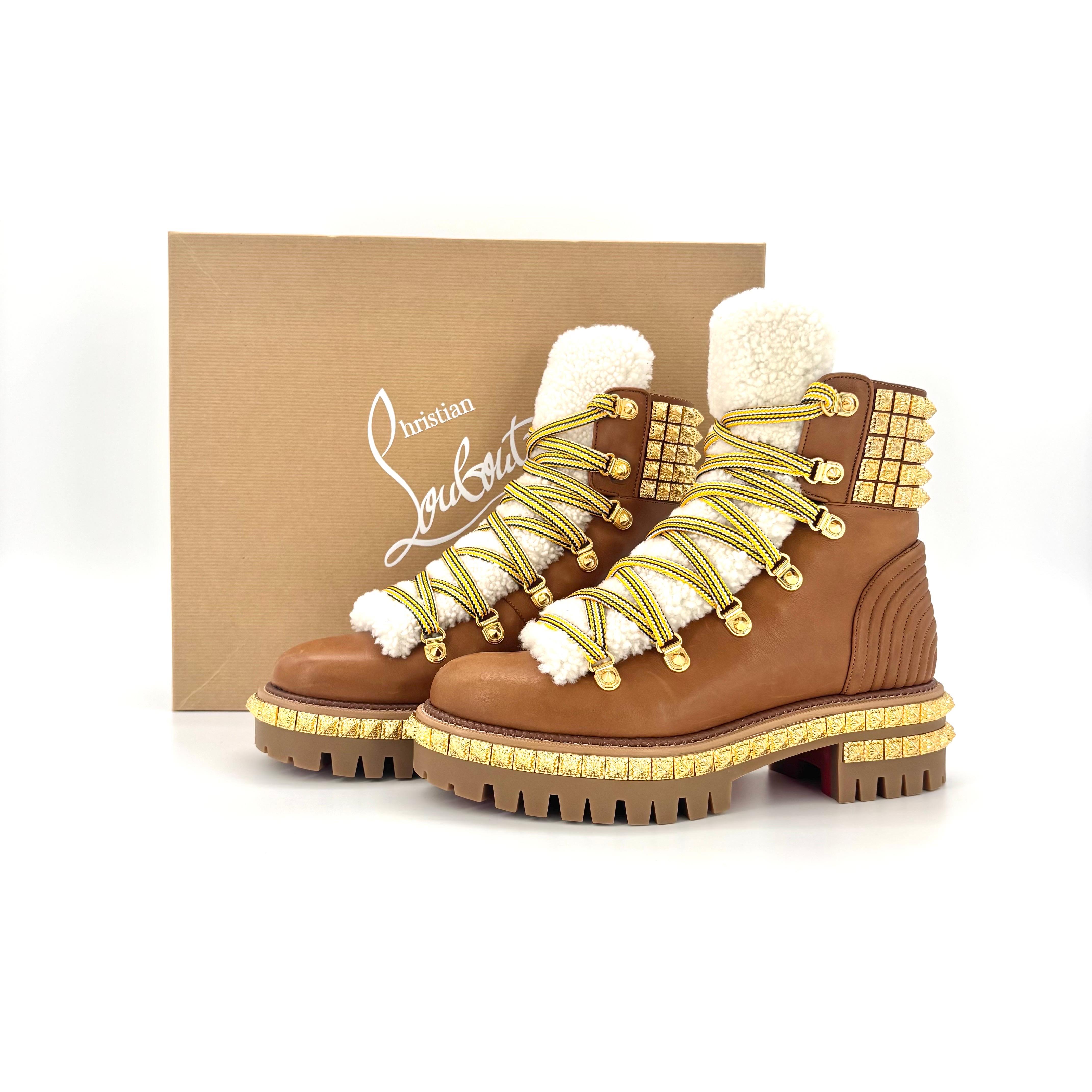 Christian Louboutin Yeti Donna Stivali in pelliccia di pecora con lacci e lacciuoli 

Colore Nature
Taglia 37EU
Altezza del tacco 2.25in

Tomaia in pelle e shearling
Suola in gomma
Stile stringato
Passante posteriore con accento di borchie
Suola con