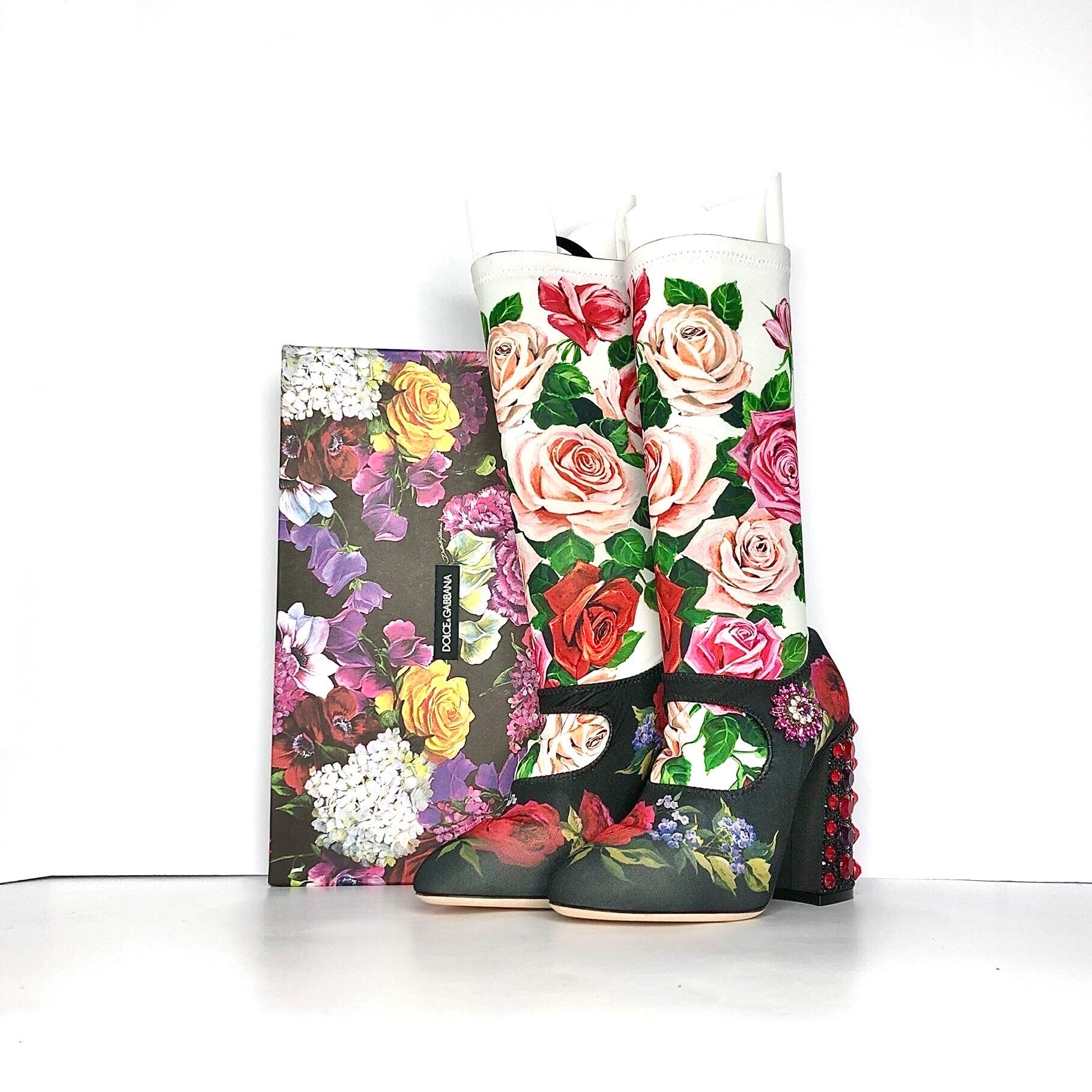 Botas calcetín florales Dolce & Gabbana
Nuevo, en caja original
Color Multi
Talla 37EU
Parte superior de nailon
Suela de cuero
Tacón en bloque
Estilo Pull on
Tacón adornado con cristales
Pala con estampado floral
Altura del tacón 4,25