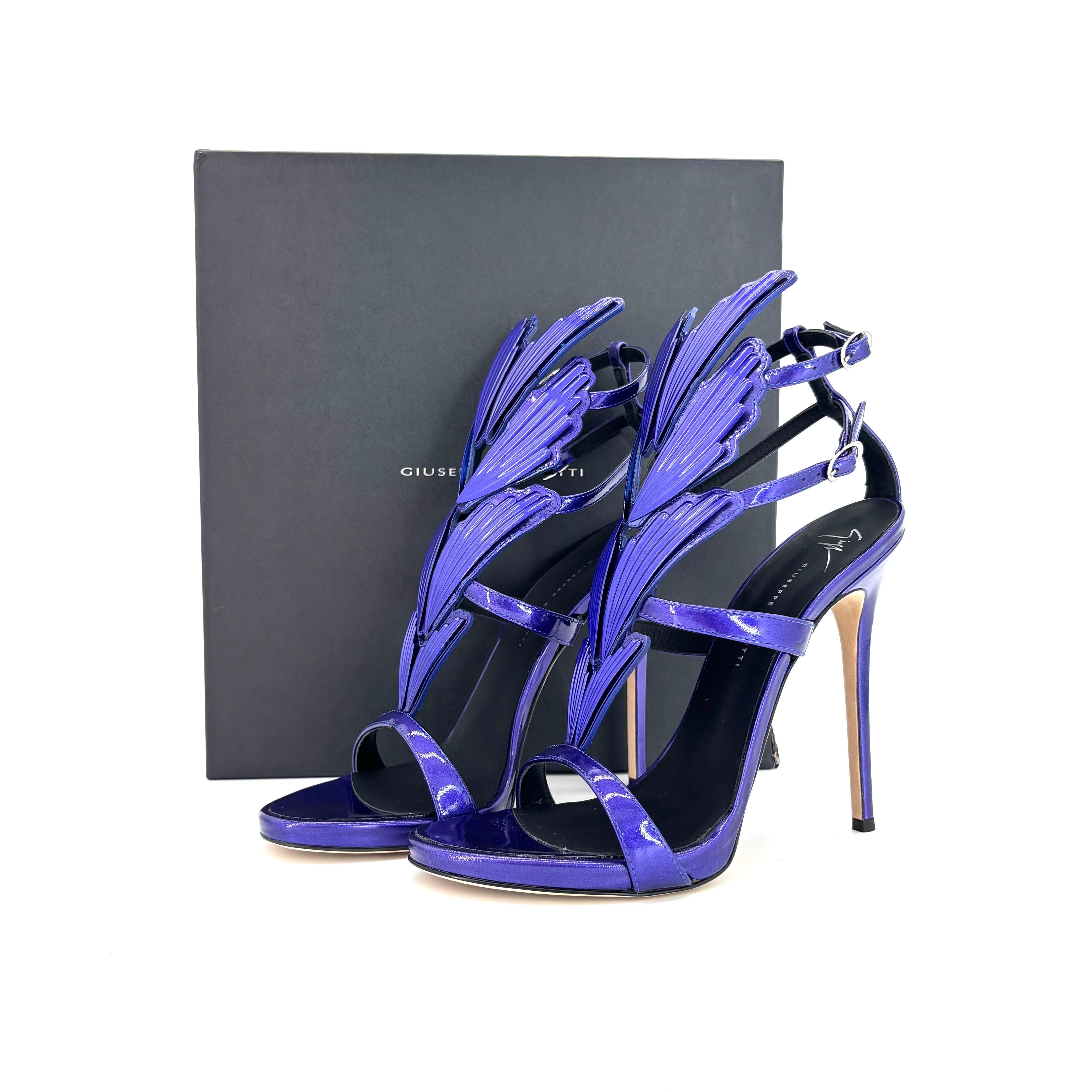 Giuseppe Zanotti Cruel Alien Sandali Vintage Retro

Colore Blu scuro (tonalità viola)
Taglia 40EU
Altezza tacco 5,5

Tomaia in vernice
Suola in cuoio
2 cinturini regolabili alla caviglia
Design ad ala in metallo sulla tomaia
Colore vernice