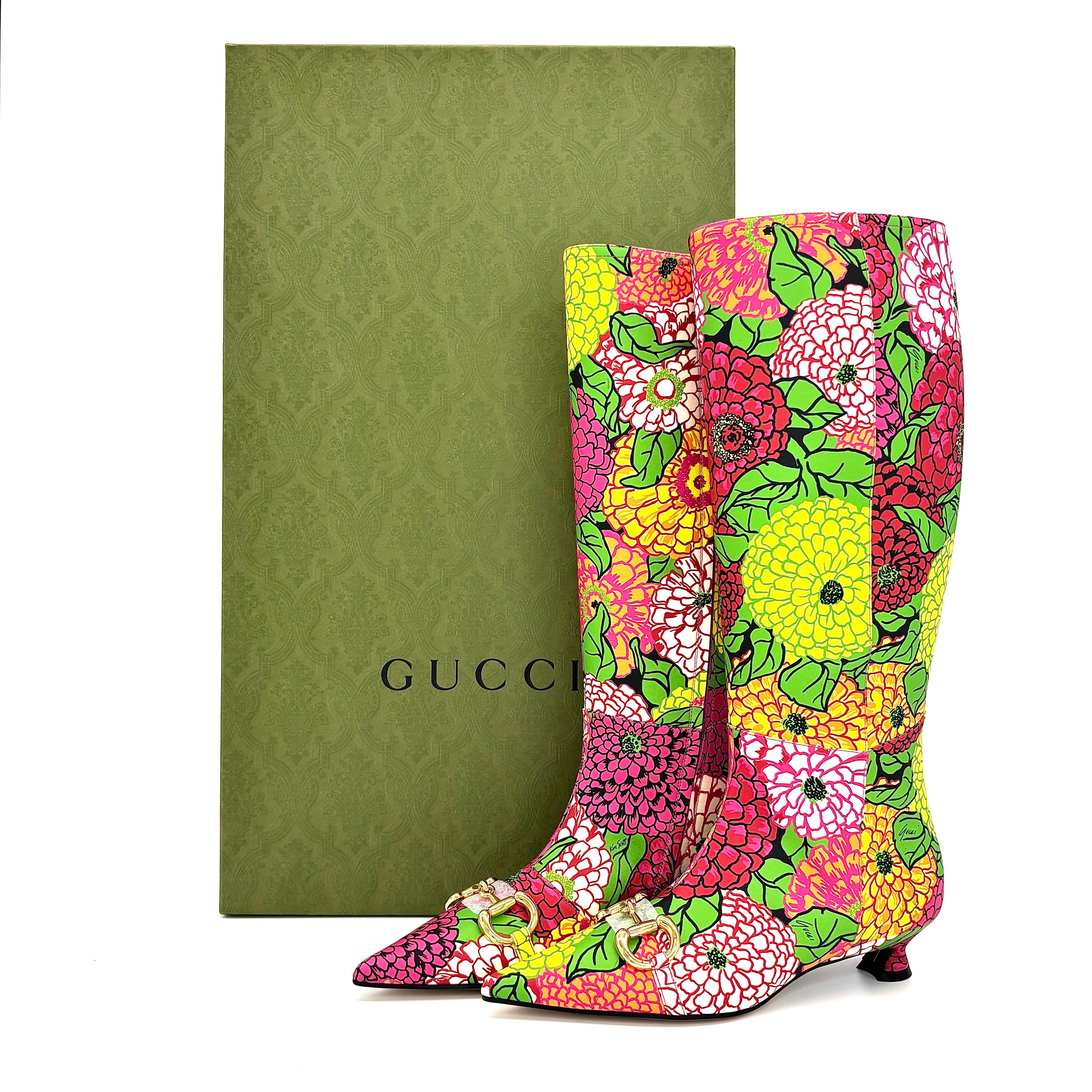 Botas florales Horsebit Knee High Gucci x Ken Scott
Pomponica Infinita 

Nuevo, en su caja original, con bolsas guardapolvo
Color Multi (Rosa / Verde / Amarillo)
Talla 36EU 6US
Parte superior de piel estampada
Suela de cuero
Punta afilada 
Tacón de