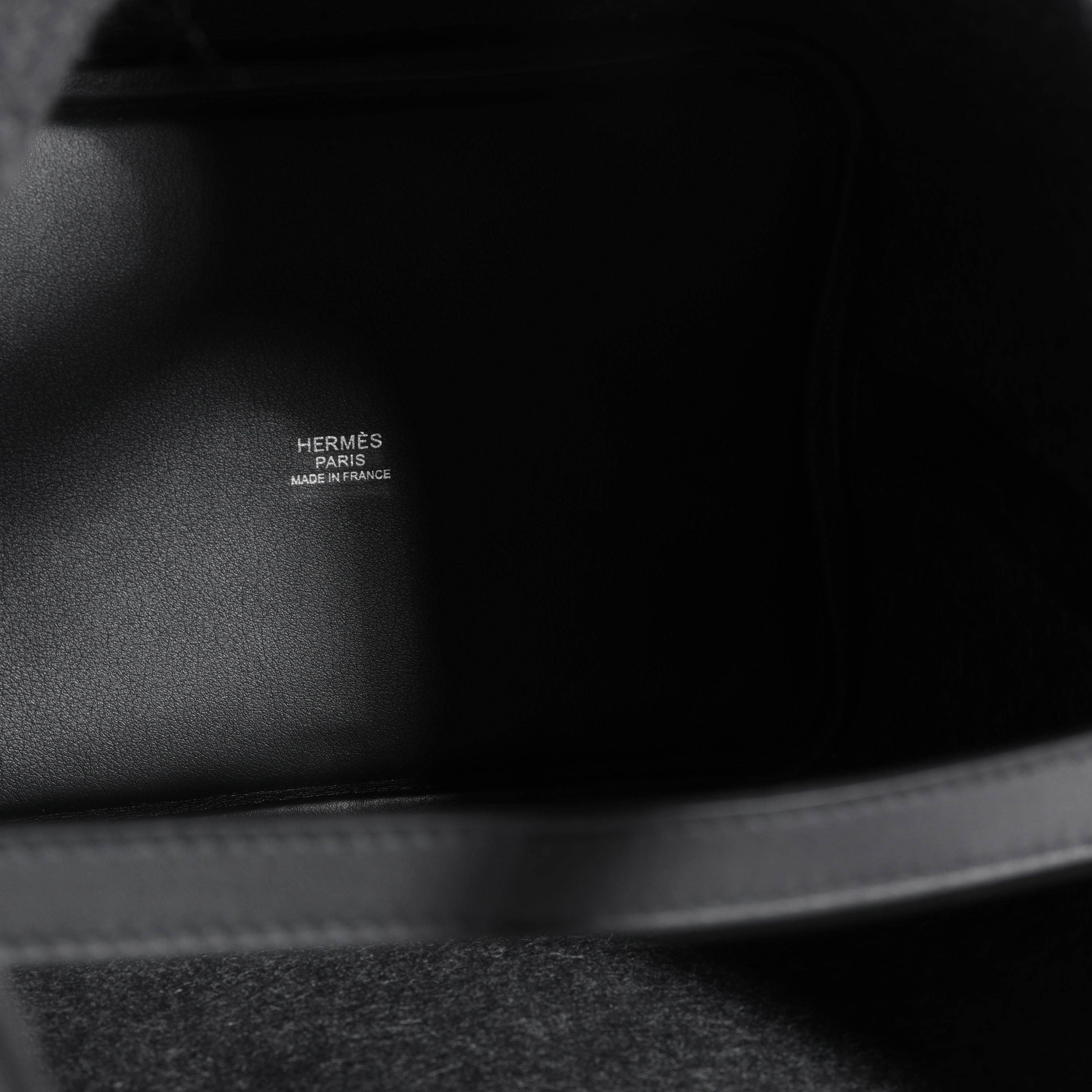 Auflistung Titel: NIB Hermès Gris Moyen Feutre & Schwarz Swift Picotin Lock 18 PHW
SKU: 118171

Handtasche Zustand: Neuwertig
Bemerkungen zum Zustand: Neuwertiger Zustand. Plastik an den Füßen. Keine sichtbaren Anzeichen von Verschleiß.