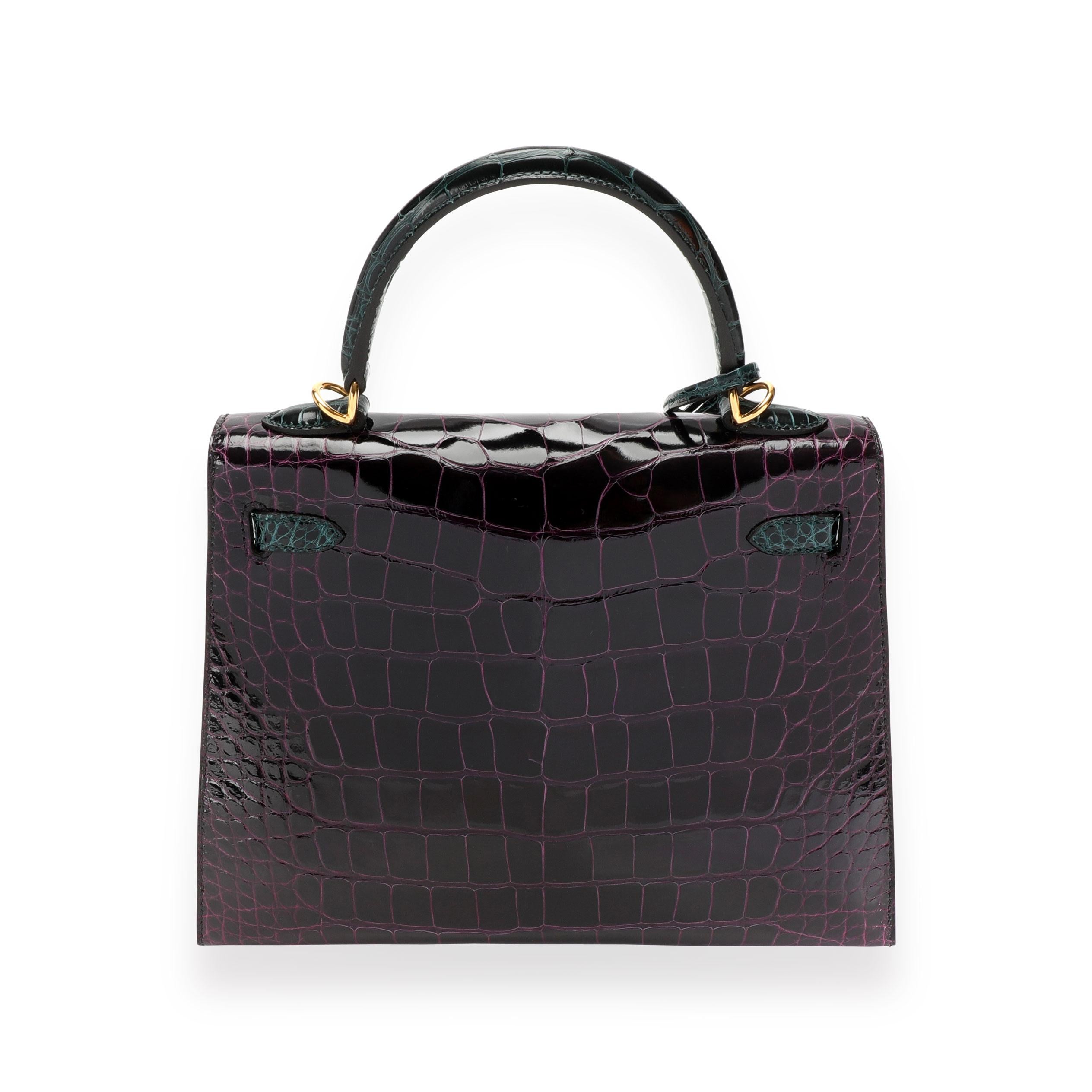 NIB Hermès HSS Amethyste & Vert Cypress Shiny Alligator Sellier Kelly 25 GHW Excellent état à New York, NY
