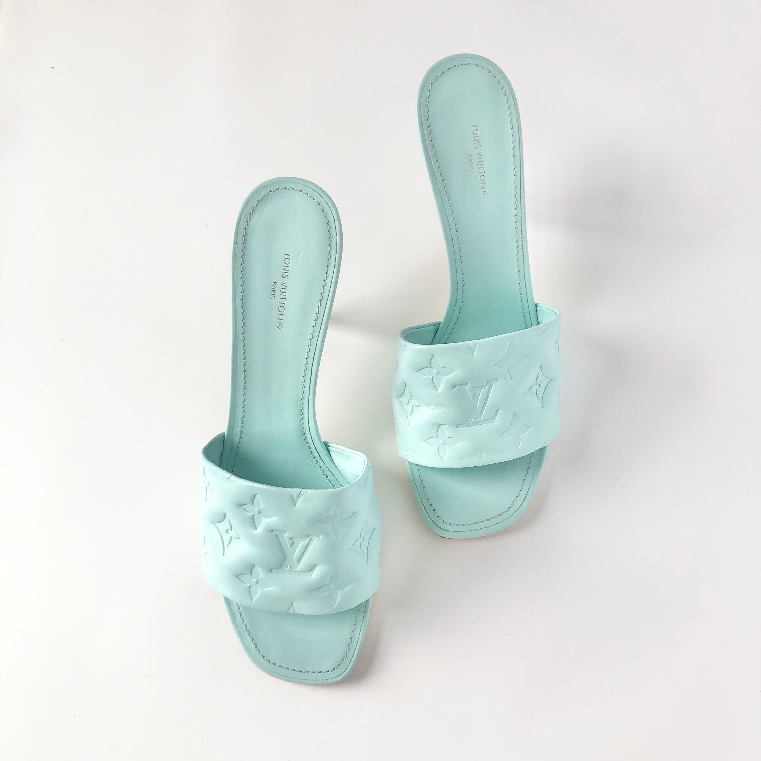 Blu NIB Louis Vuitton Revival Monogram Emboss Leather Heeled Mules Sandals 41 in vendita