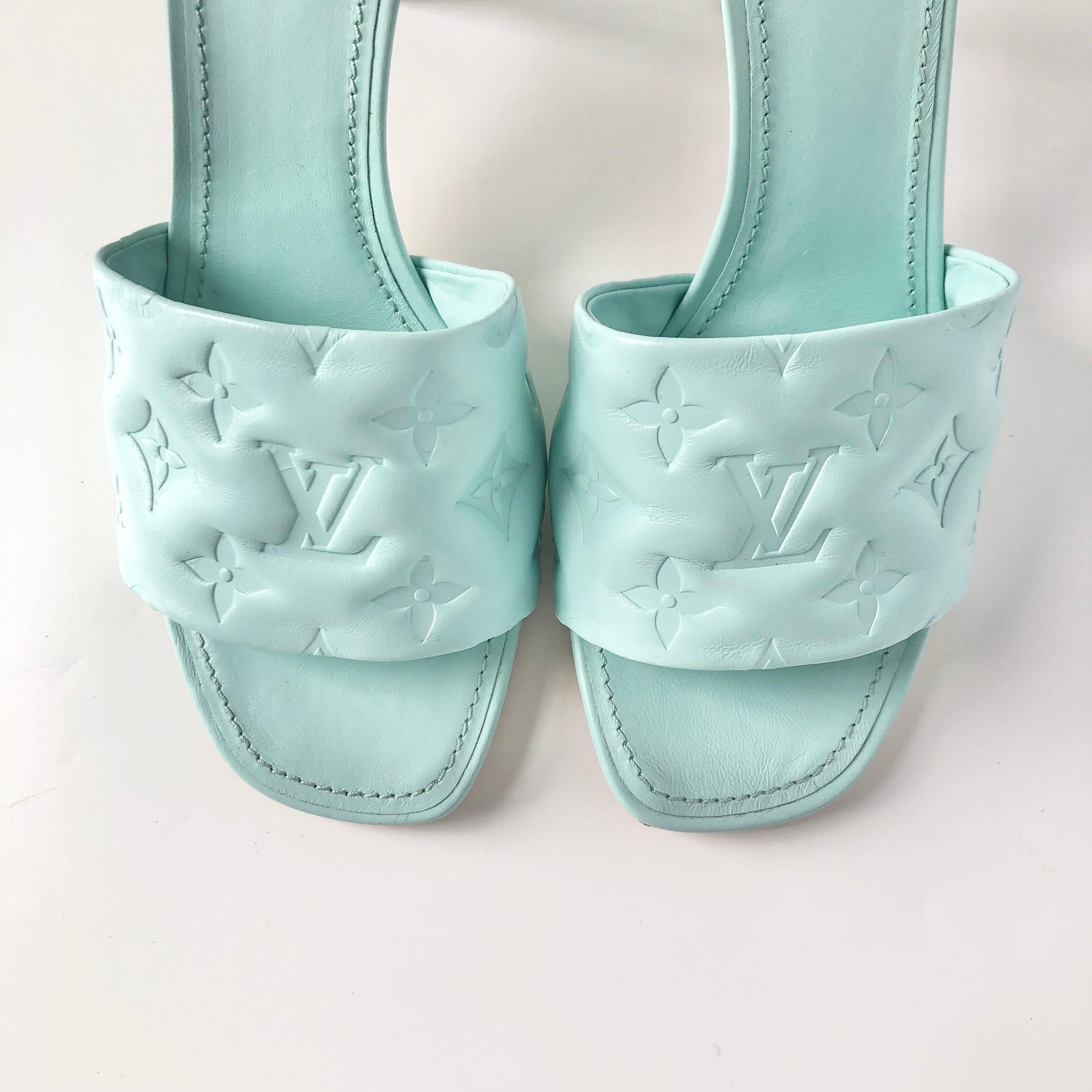 NIB Louis Vuitton Revival Monogram Emboss Leather Heeled Mules Sandals 41 In condizioni Nuovo in vendita a Mechanicsville, VA