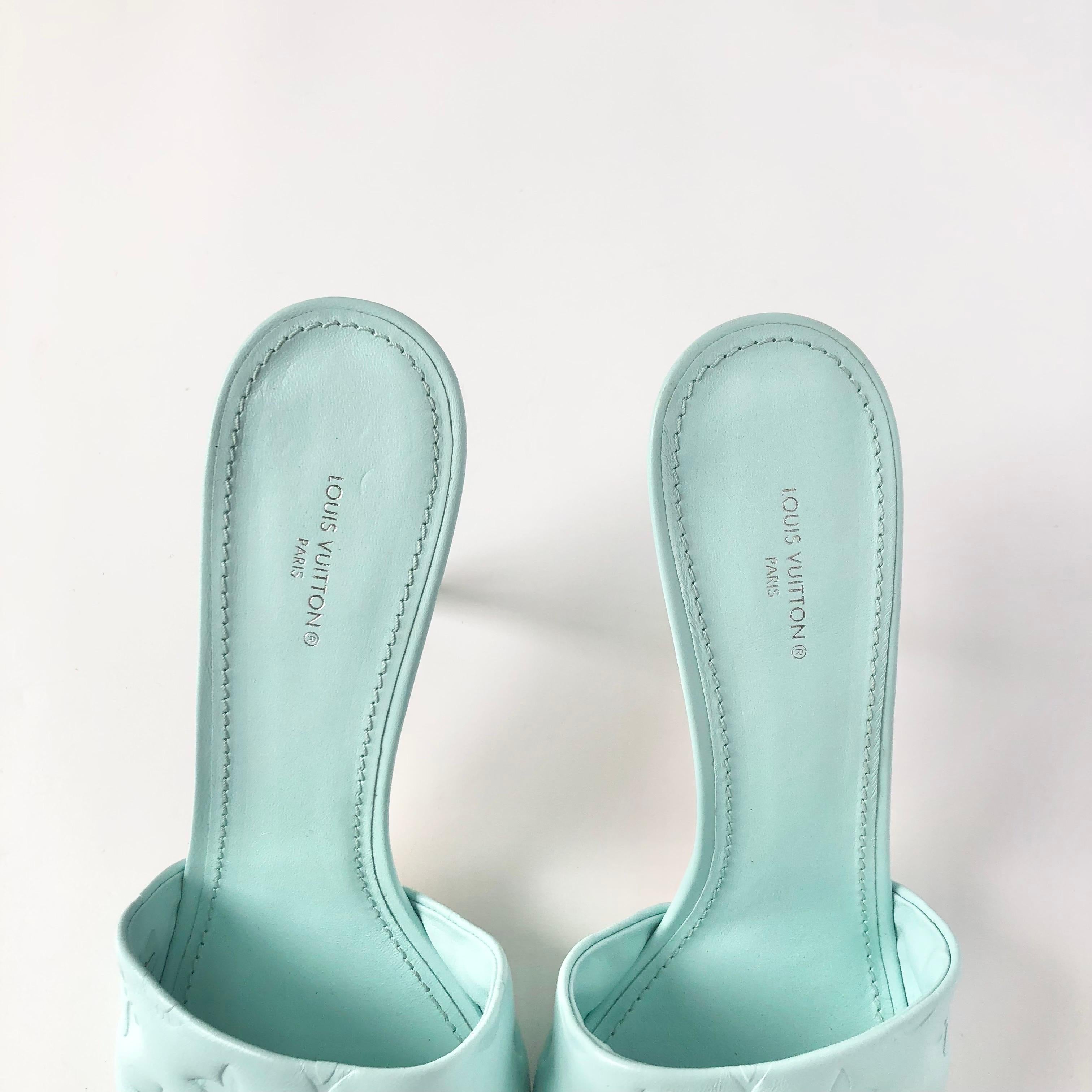 Donna NIB Louis Vuitton Revival Monogram Emboss Leather Heeled Mules Sandals 41 in vendita