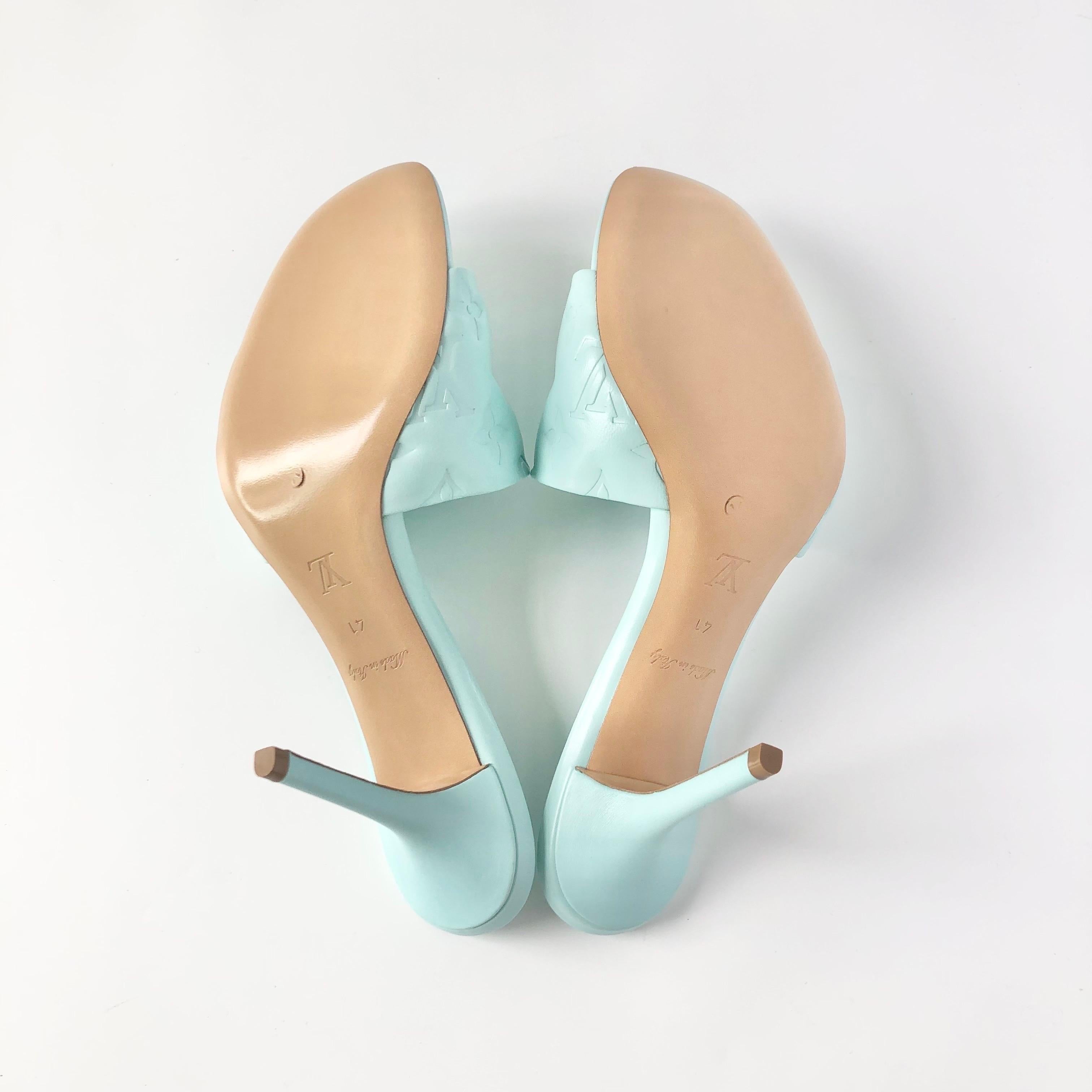 NIB Louis Vuitton Revival Monogram Emboss Leather Heeled Mules Sandals 41 in vendita 3