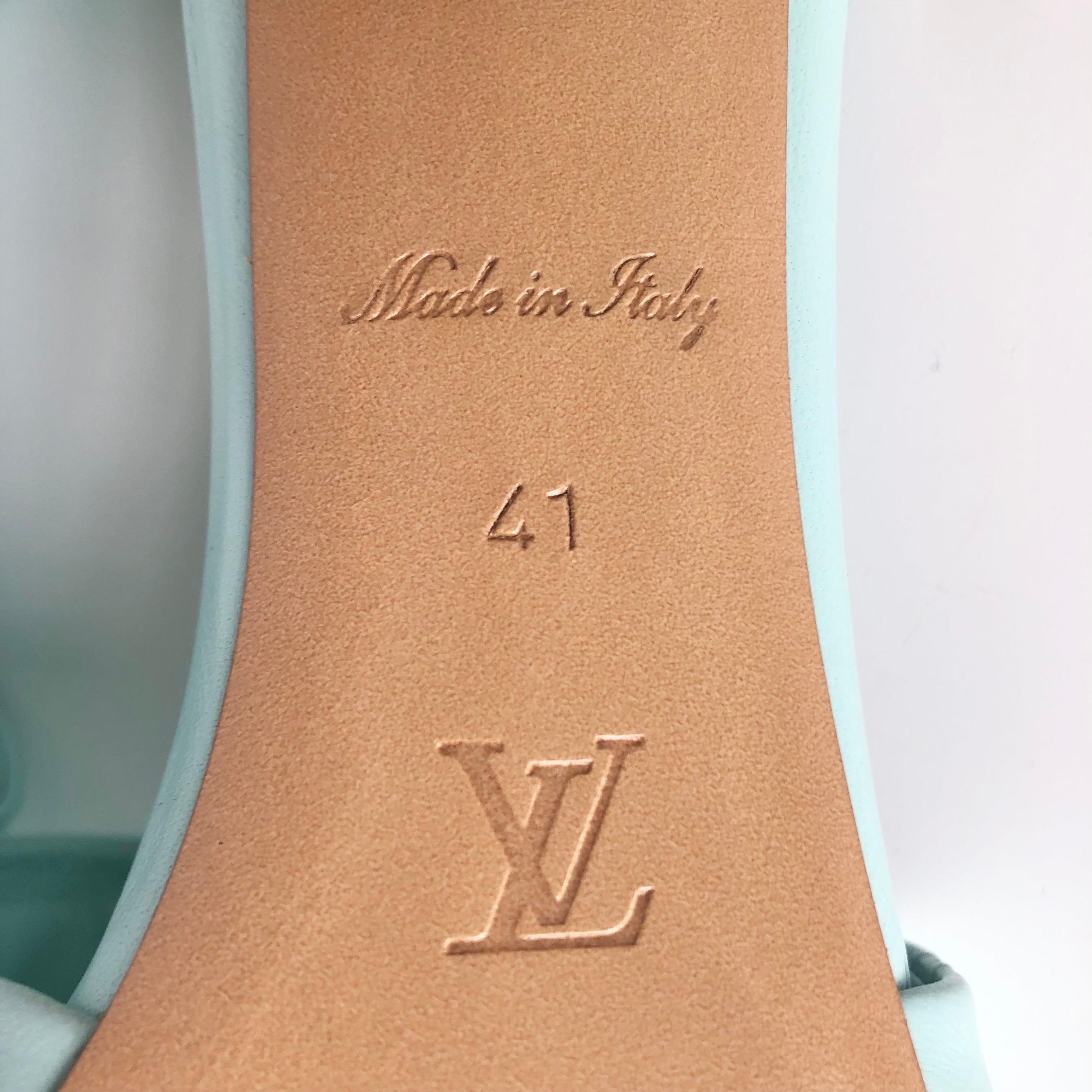 NIB Louis Vuitton Revival Monogram Emboss Leather Heeled Mules Sandals 41 in vendita 4