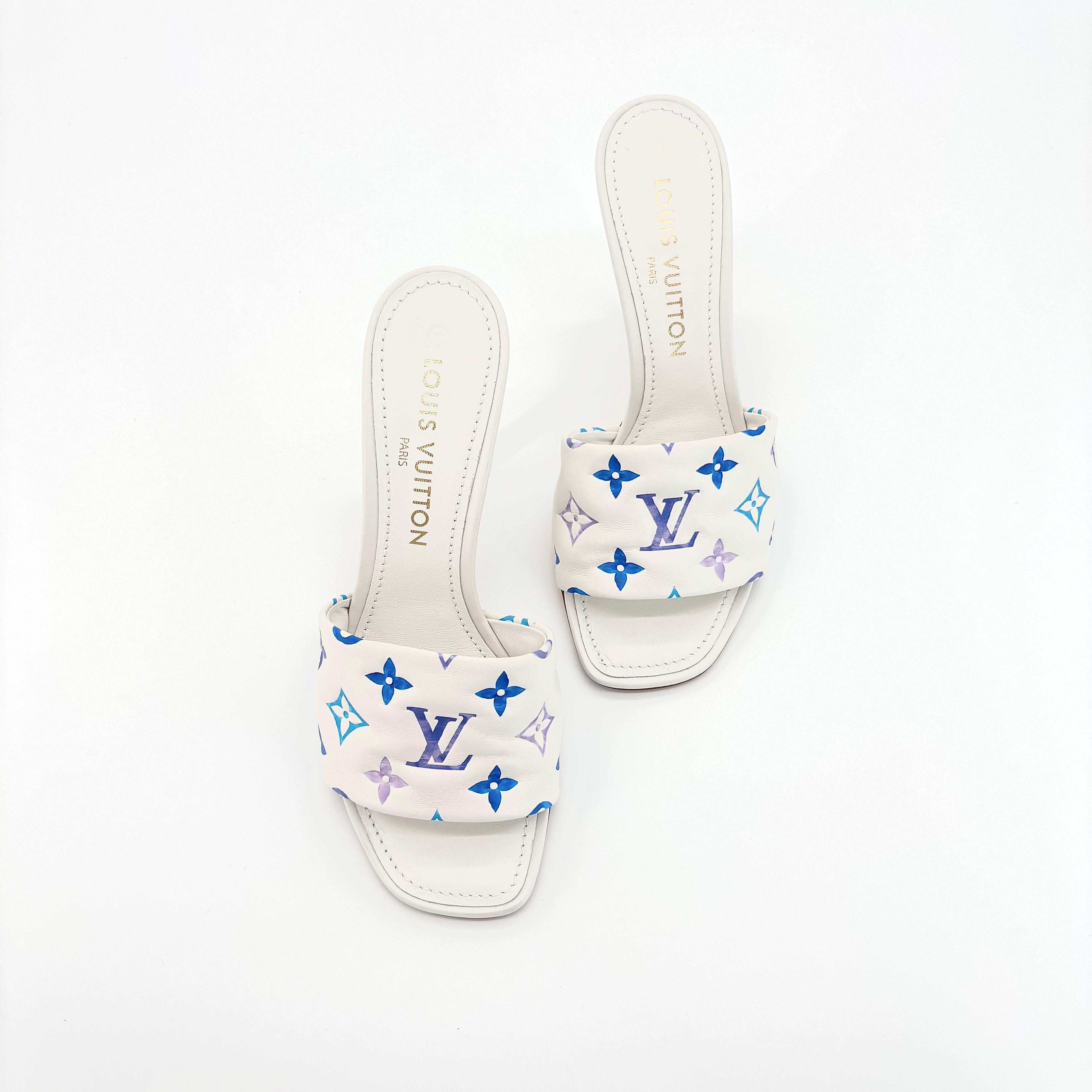 Beige NIB Louis Vuitton Revival Monogram Emboss Leather Slip On Mules Sandals 39 in vendita