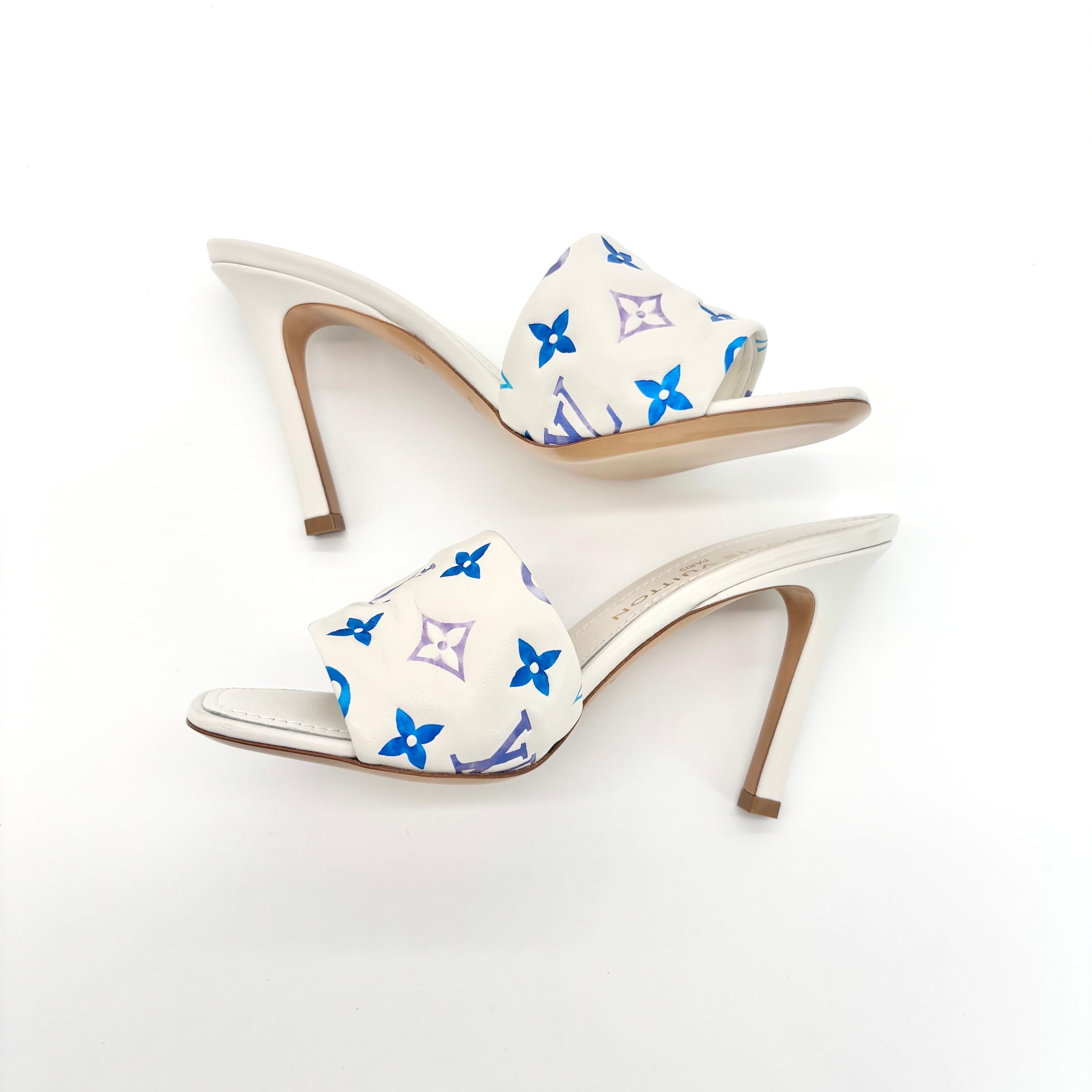 Donna NIB Louis Vuitton Revival Monogram Emboss Leather Slip On Mules Sandals 39 in vendita