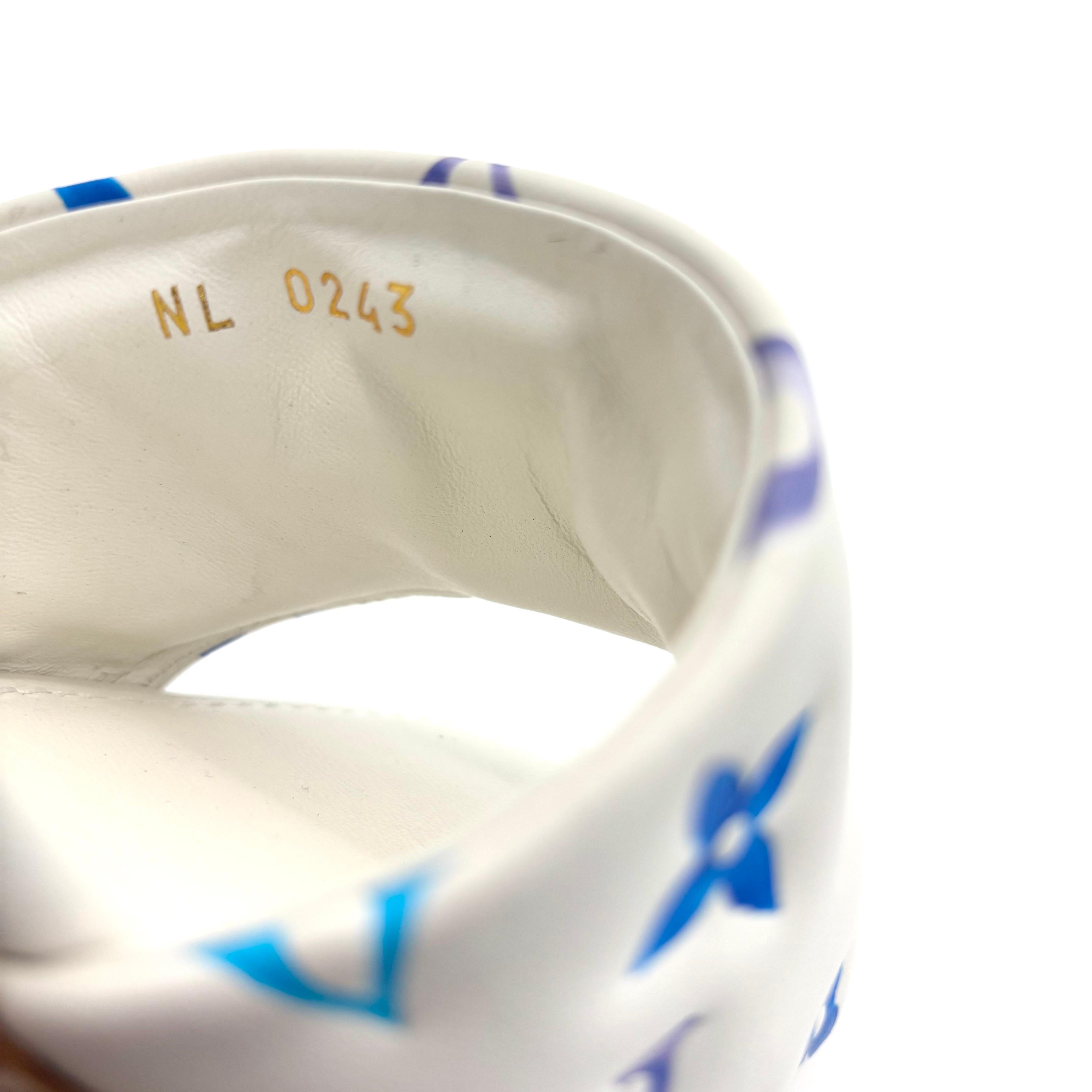 NIB Louis Vuitton Revival Monogram Emboss Leather Slip On Mules Sandals 39 in vendita 3