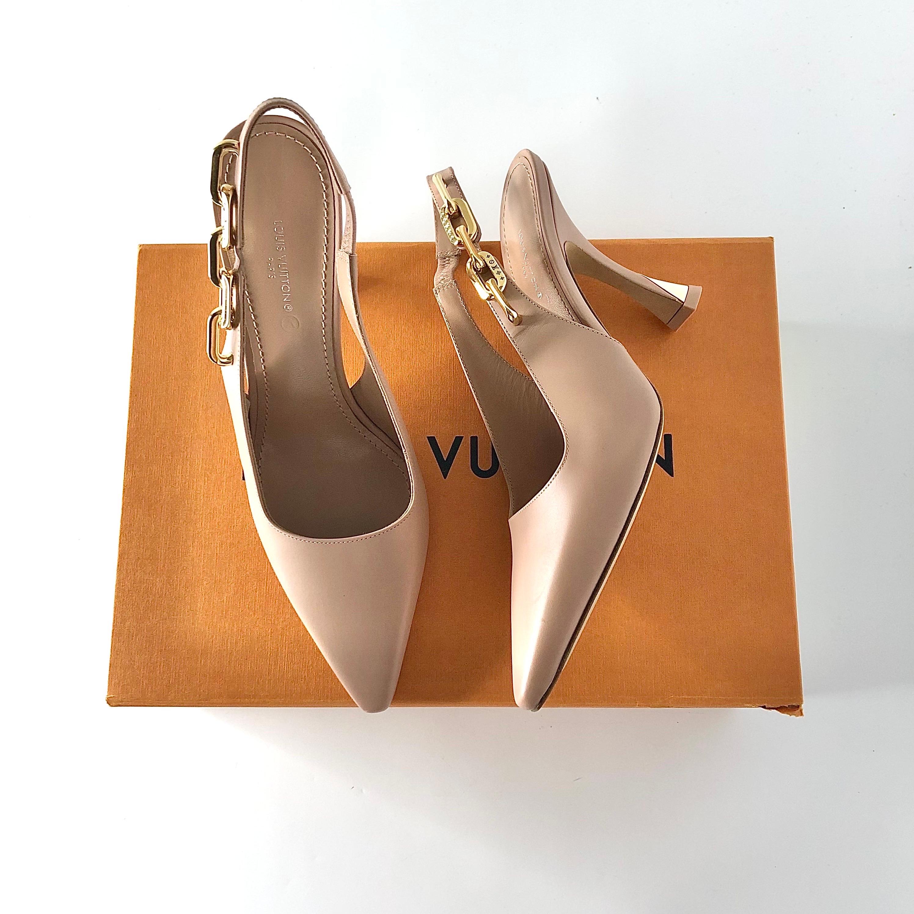 Slingback Destello Louis Vuitton  Bombas de piel de becerro con cadena monograma
BR0292
Nuevo, con caja
Talla 37EU
Parte superior de piel
Suela de cuero
Puntera puntiaguda 
Monograma LV acabado dorado detalle talón trasero, detalle LV en cadena
