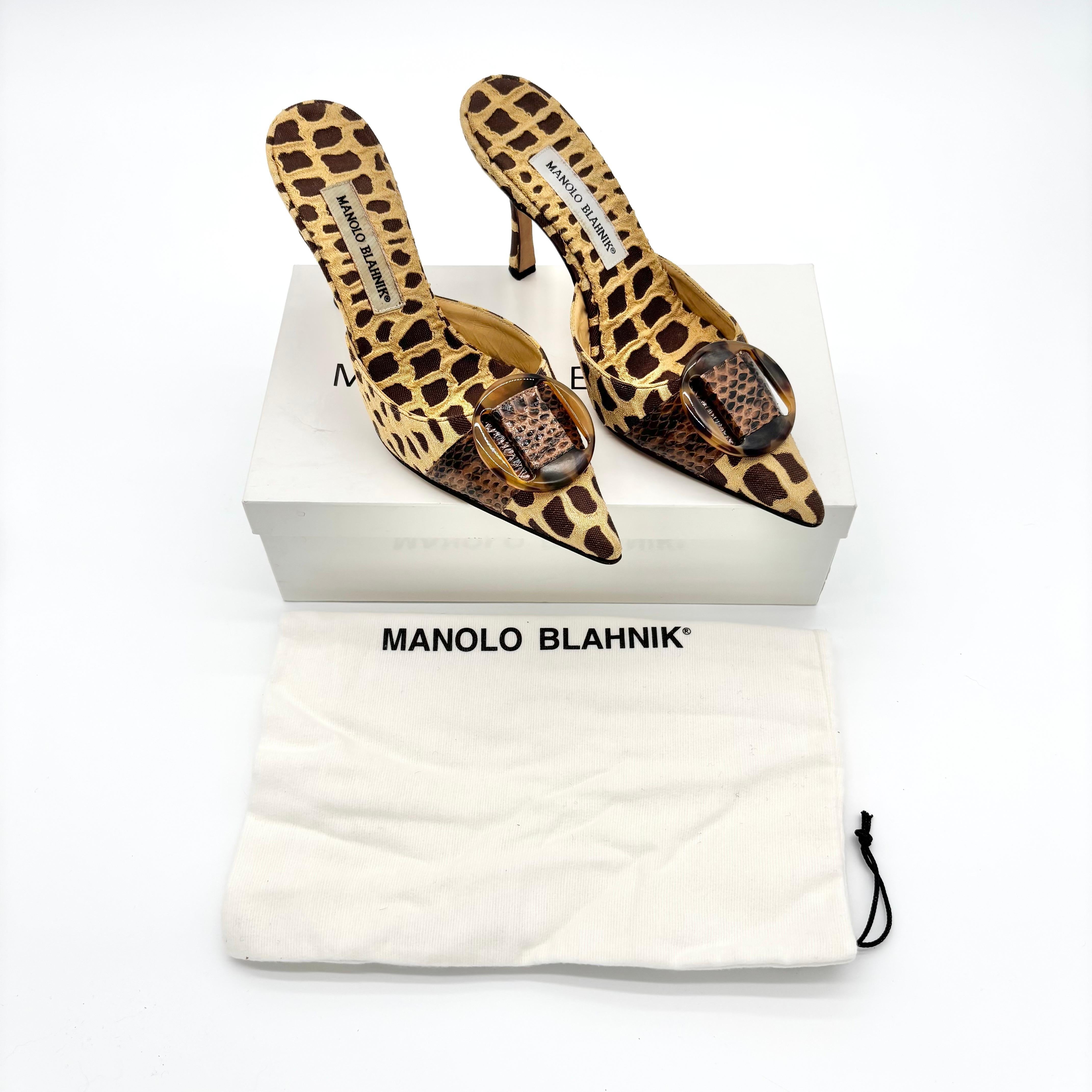 Manolo Blahnik Callamu Serpent Buckle Mules
Color Multi
Size 38IT
Satin printed upper
Leather sole
Pointed toe
Medium heel
Snakeskin leather across vamp
70mm heel height

In original box, with dustbag
No signs of wear

blanik, retro, y2k, trending,