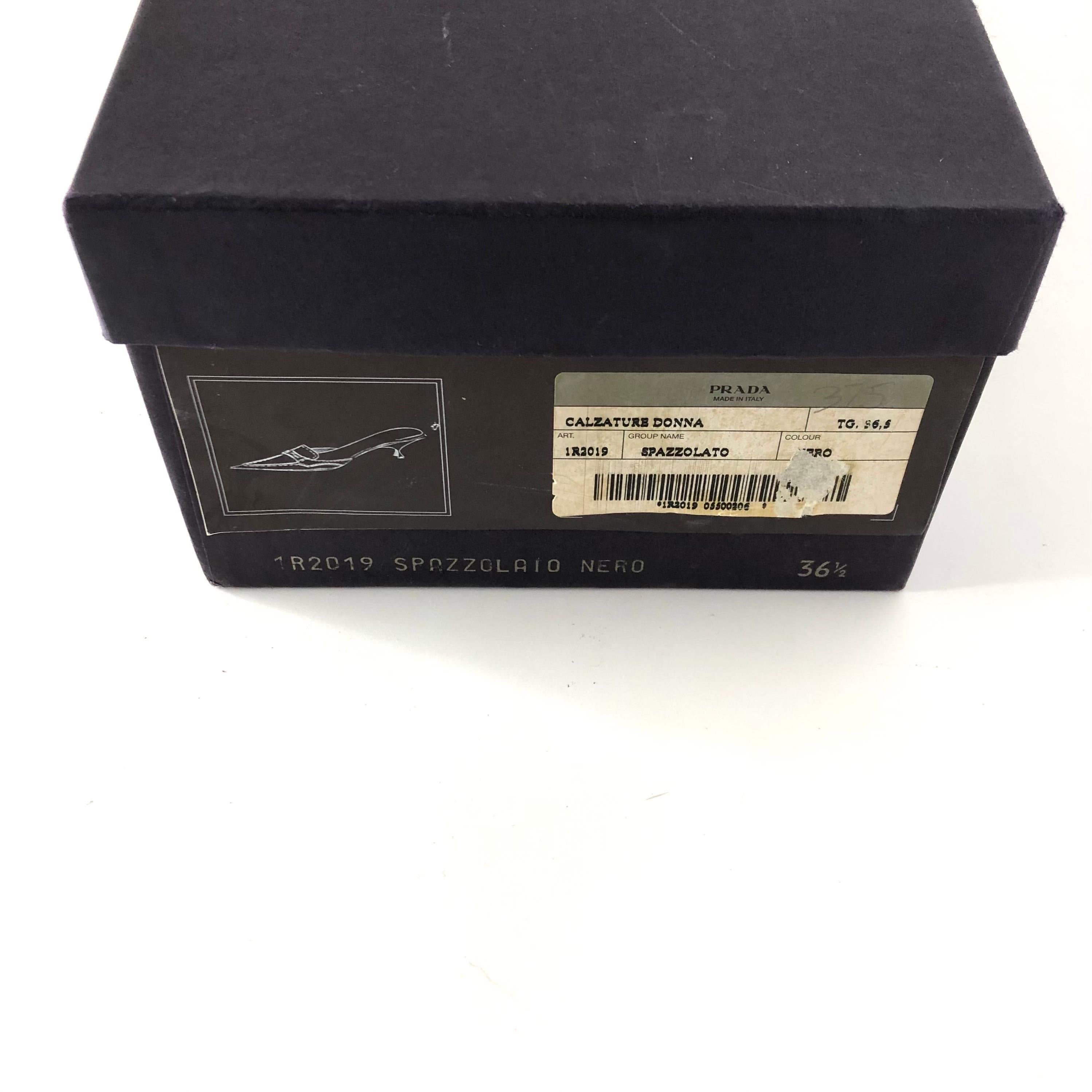 NIB Prada Logo Plaque Black Pointed Toe Kitten Heel Mules Pumps 36.5 in vendita 5