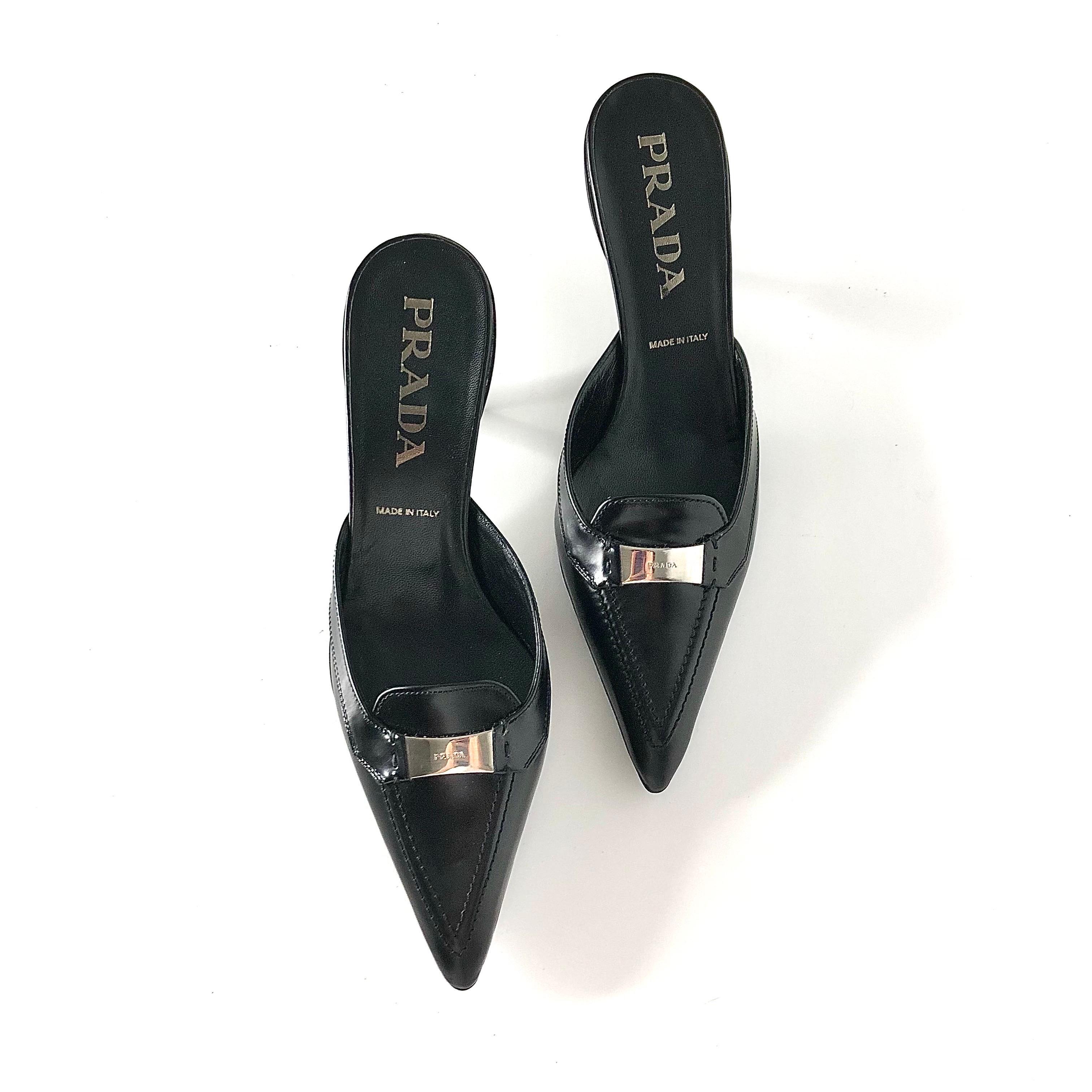 Nero NIB Prada Logo Plaque Black Pointed Toe Kitten Heel Mules Pumps 36.5 in vendita