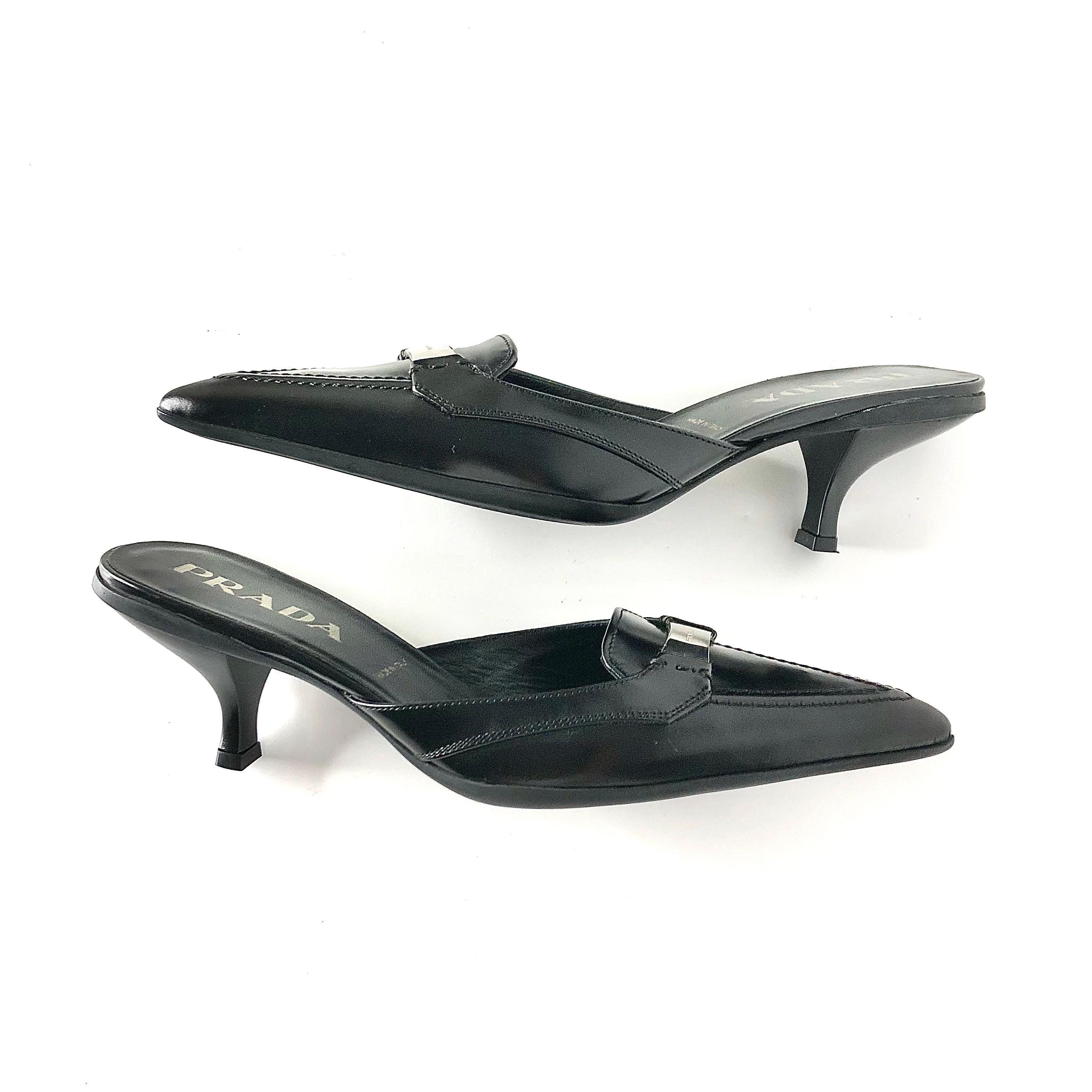NIB Prada Logo Plaque Black Pointed Toe Kitten Heel Mules Pumps 36.5 In condizioni Nuovo in vendita a Mechanicsville, VA