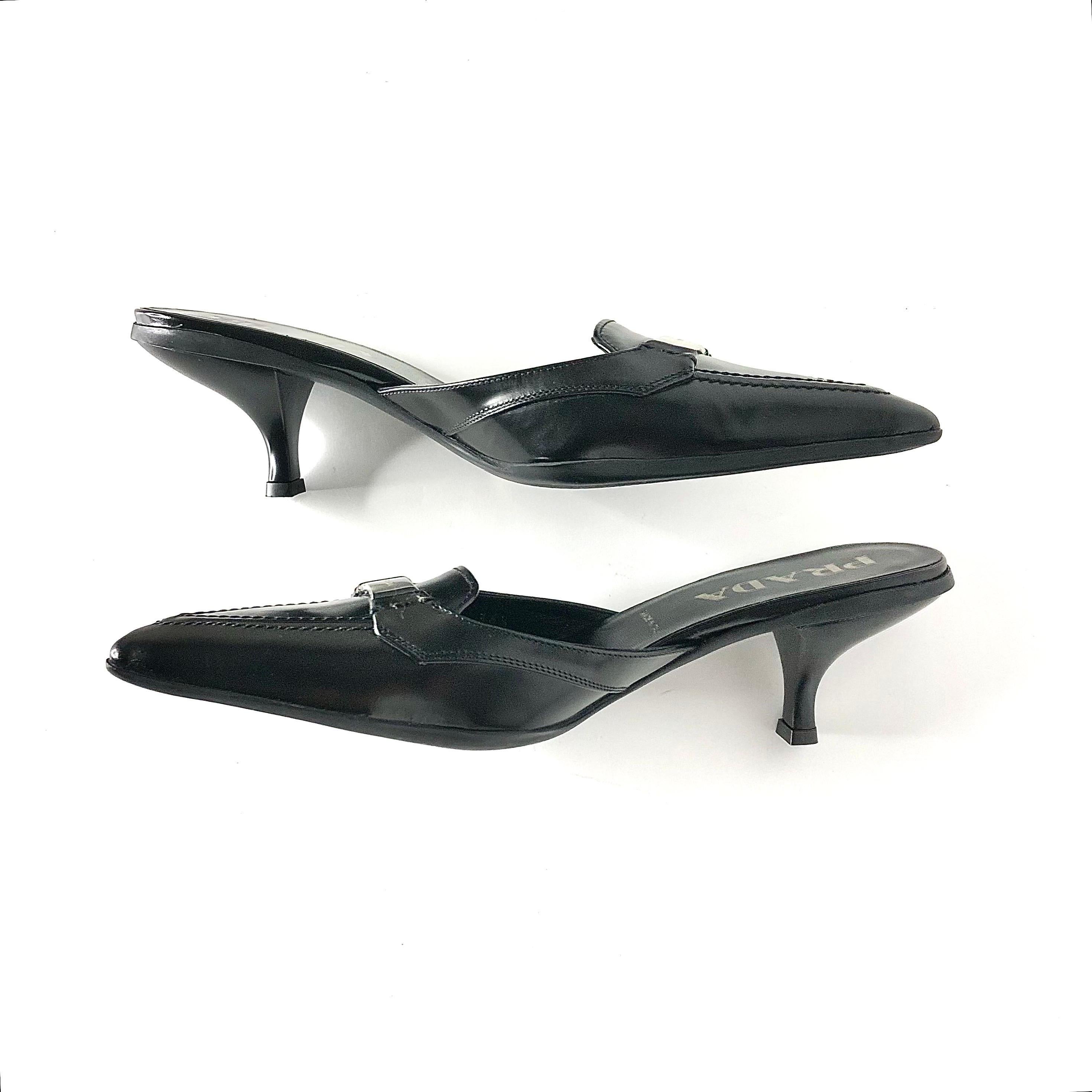 Donna NIB Prada Logo Plaque Black Pointed Toe Kitten Heel Mules Pumps 36.5 in vendita