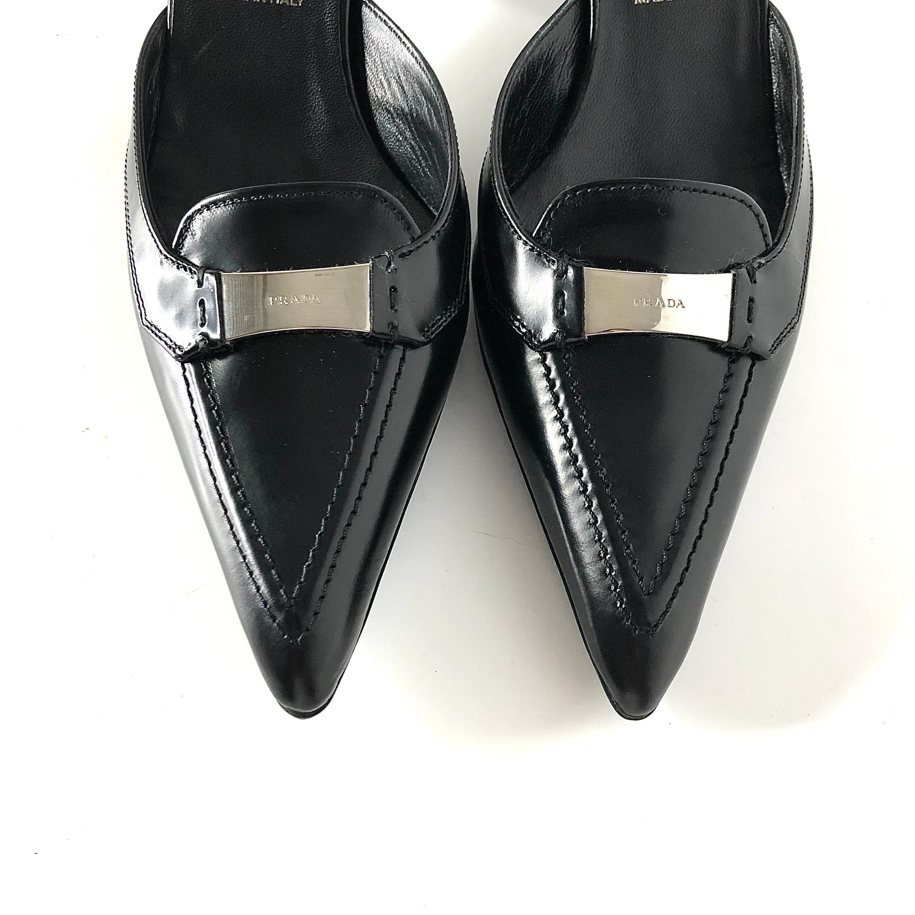NIB Prada Logo Plaque Black Pointed Toe Kitten Heel Mules Pumps 36.5 in vendita 1