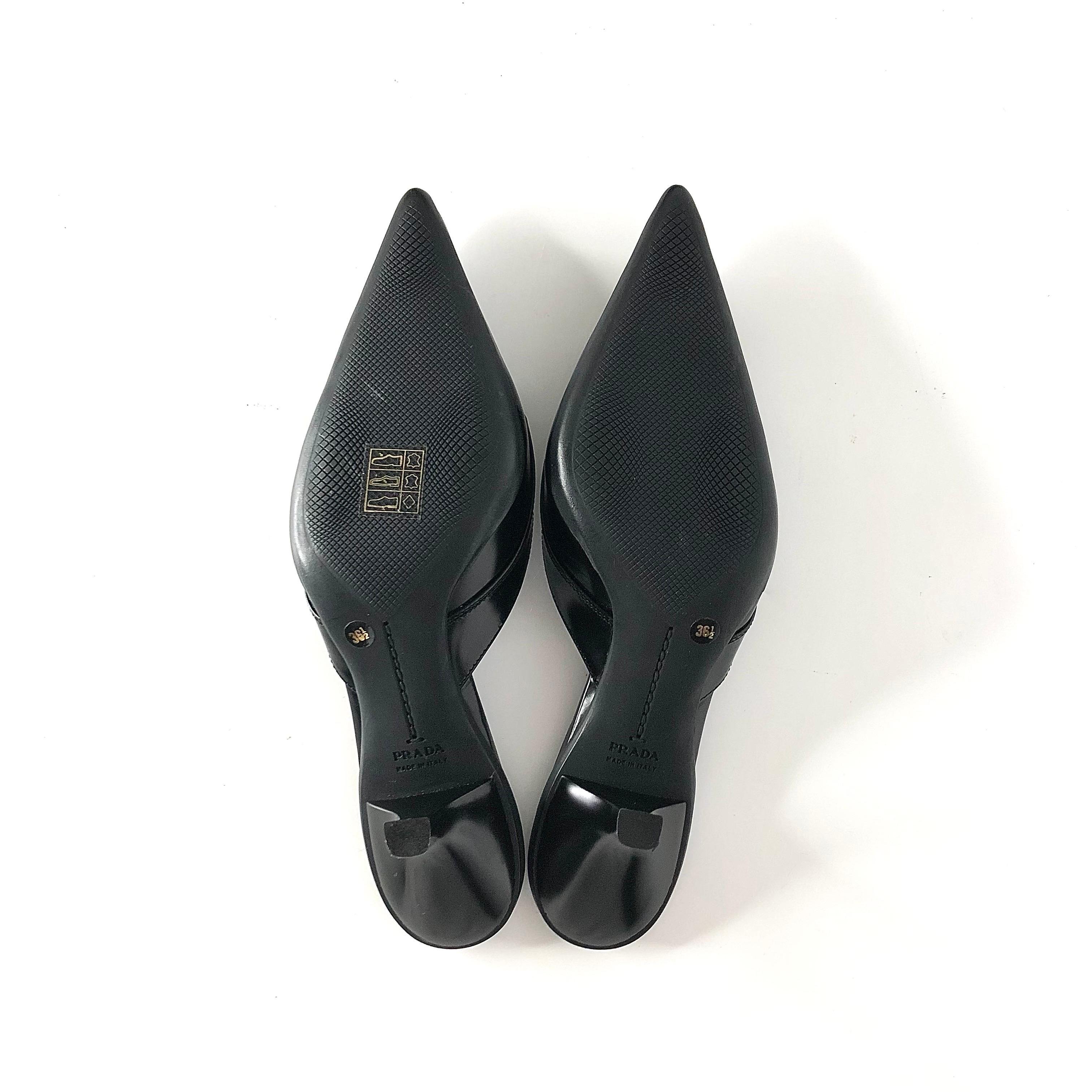 NIB Prada Logo Plaque Black Pointed Toe Kitten Heel Mules Pumps 36.5 in vendita 2